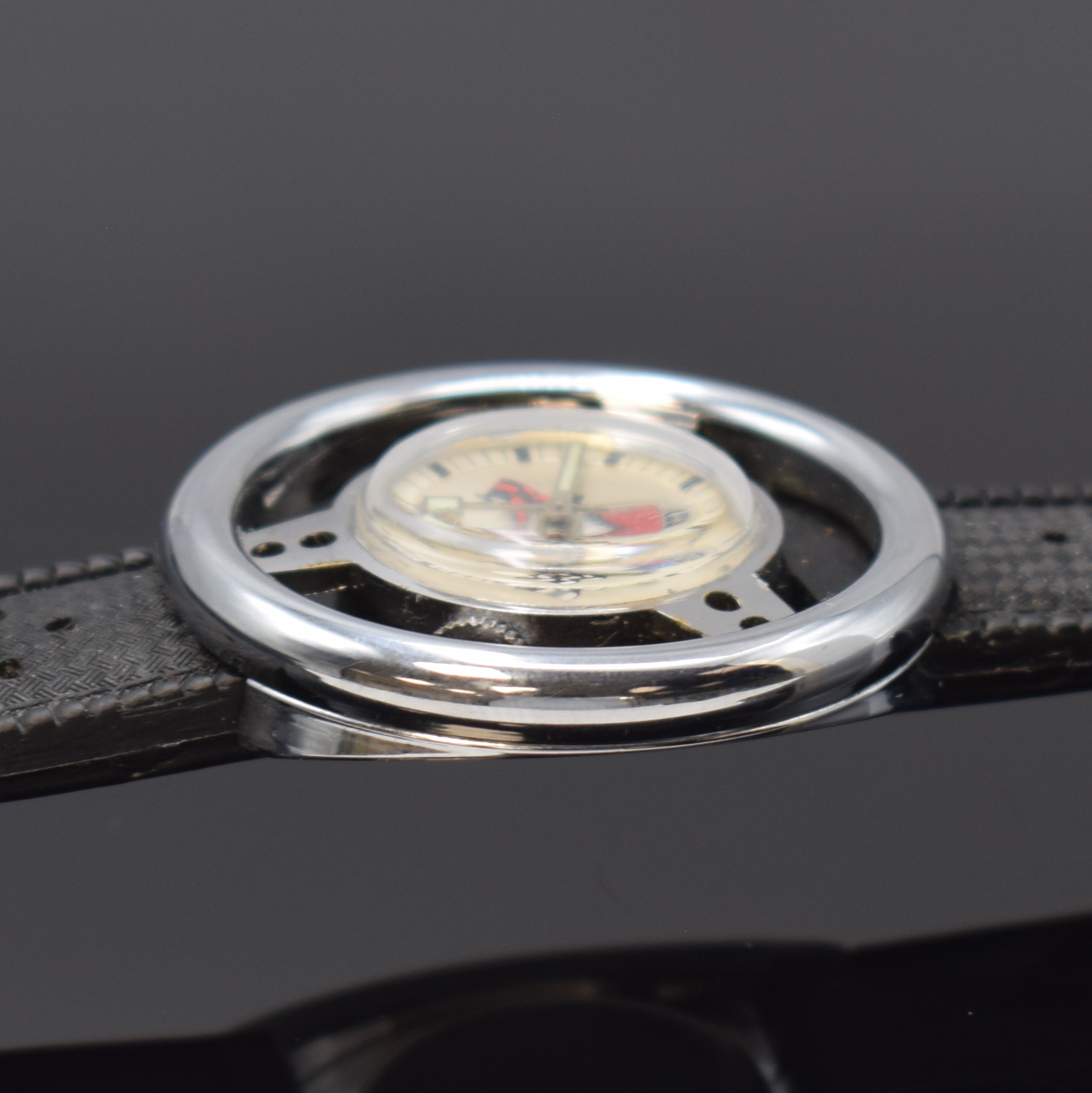 Detail b: FORD Herrenarmbanduhr in Form eines Lenkrades, Schweiz um 1965, verchr. stilisiertes Gehäuse teilw. ber., silb. Zifferblatt entspr. sign. und mit ...