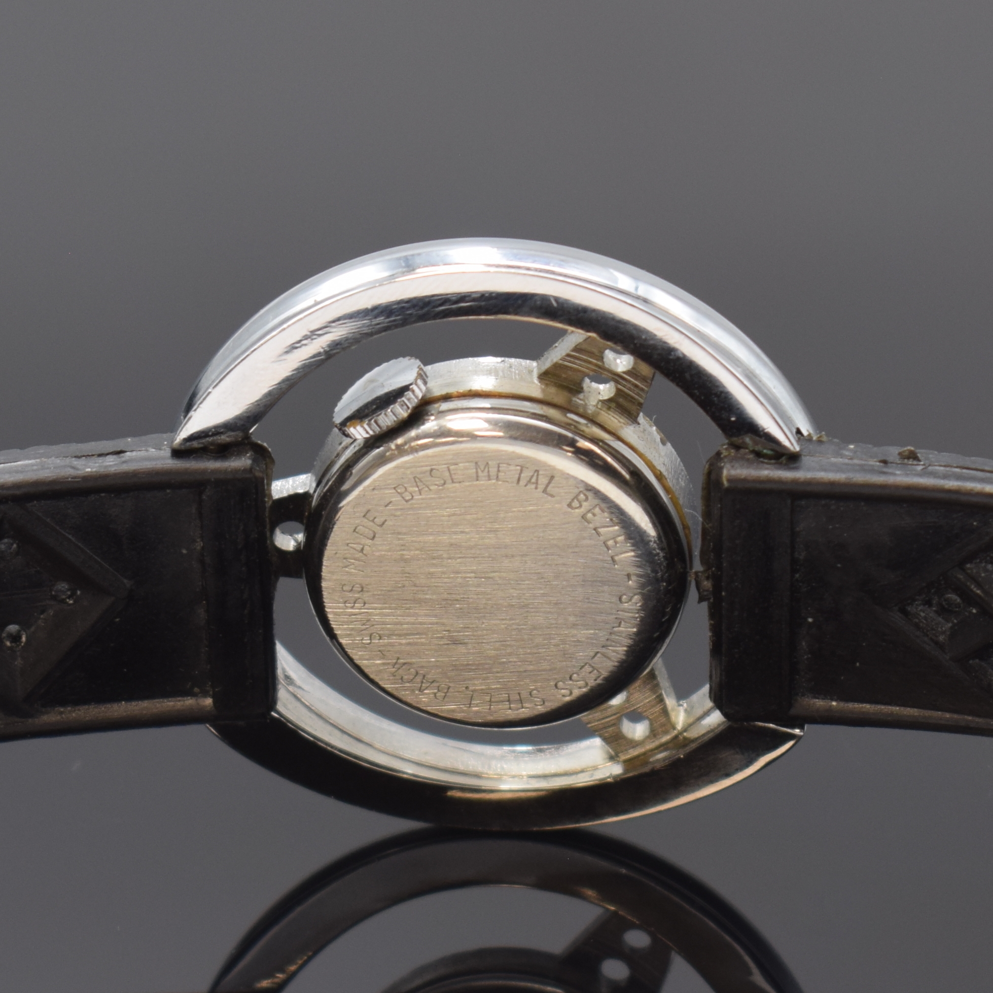 Detail c: FORD Herrenarmbanduhr in Form eines Lenkrades, Schweiz um 1965, verchr. stilisiertes Gehäuse teilw. ber., silb. Zifferblatt entspr. sign. und mit ...