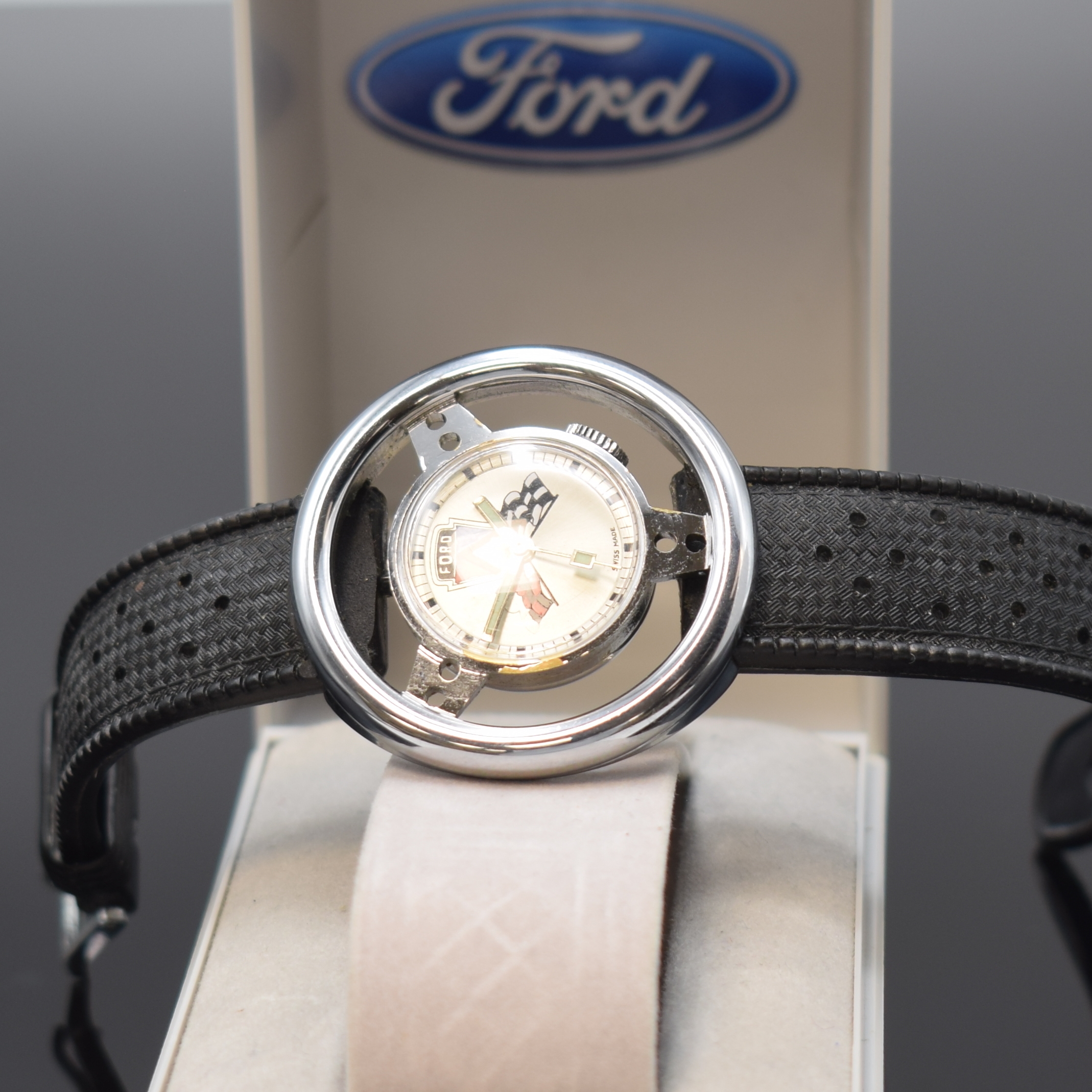 Detail d: FORD Herrenarmbanduhr in Form eines Lenkrades, Schweiz um 1965, verchr. stilisiertes Gehäuse teilw. ber., silb. Zifferblatt entspr. sign. und mit ...