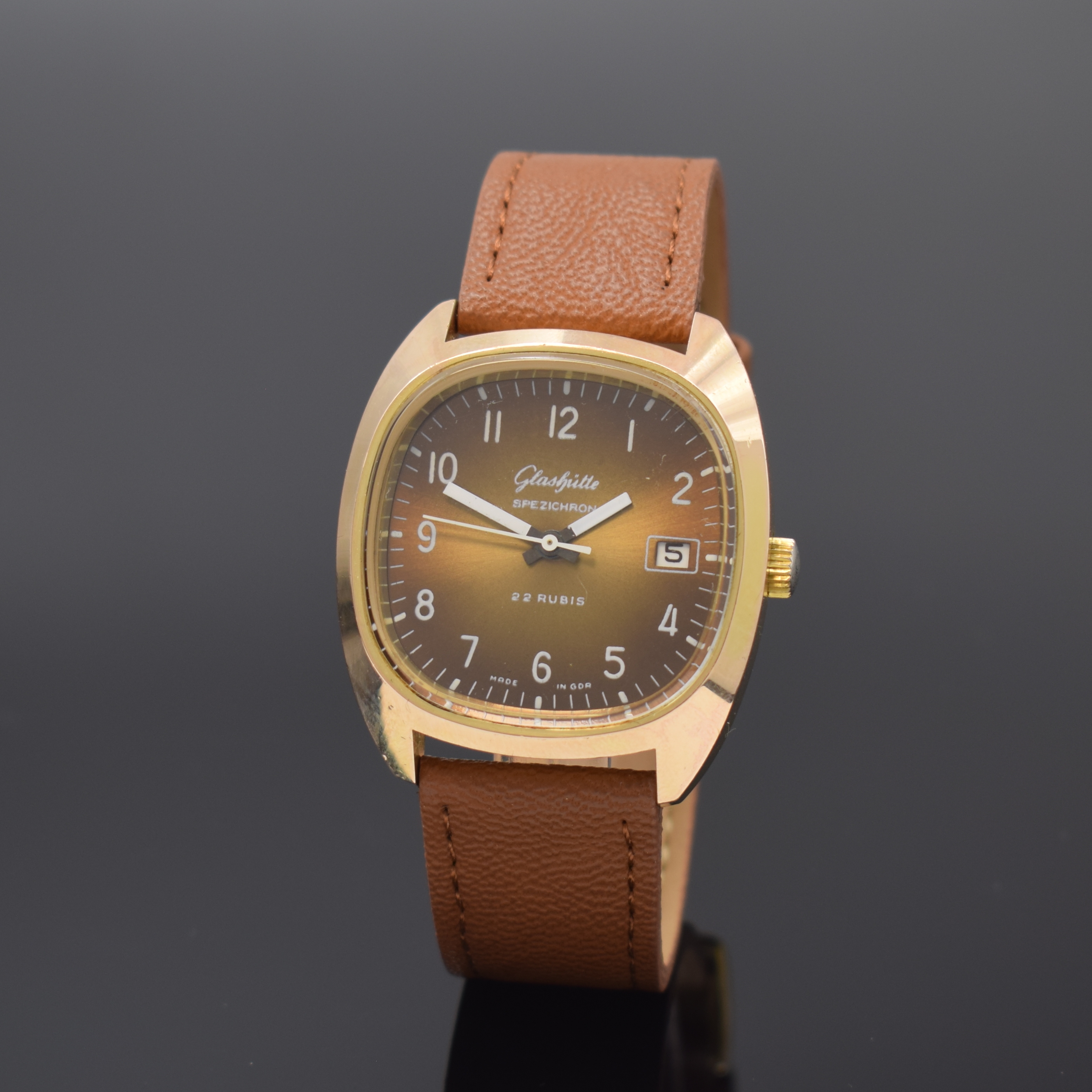 GLASHÜTTE Spezichron Herrenarmbanduhr, DDR um 1975, verg. Metallgeh., Stahlboden aufgedr., braun/goldenes Zifferbl., 22 St., Kal. GUB 11-27, D. ca. ...
