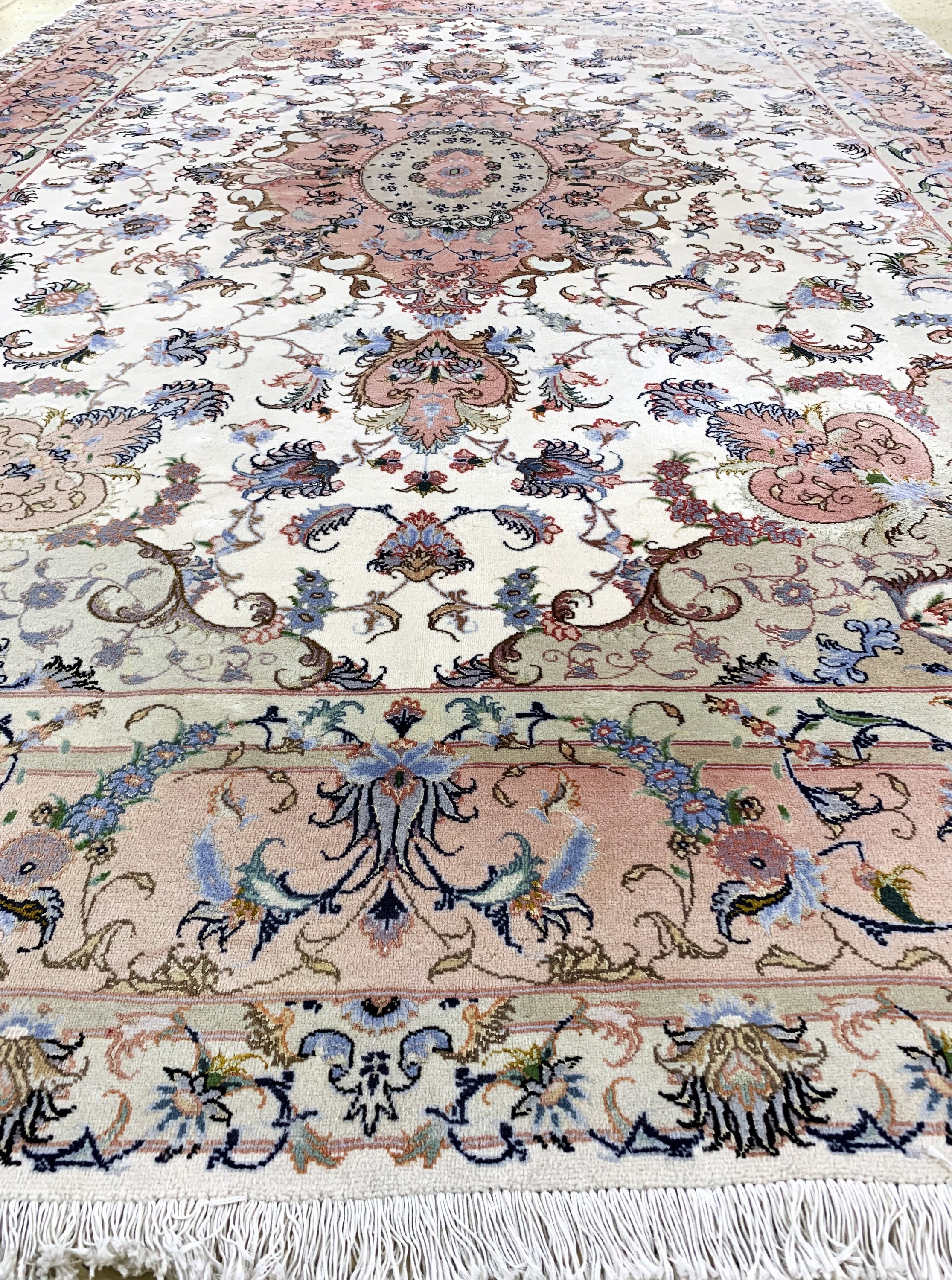 Detail g: Täbriz(40 Raj), Persien, Ende 20.Jhd, Wollemit Seide auf Baumwoll, ca. 345 x 245 cm, verblasst, EHZ: 2