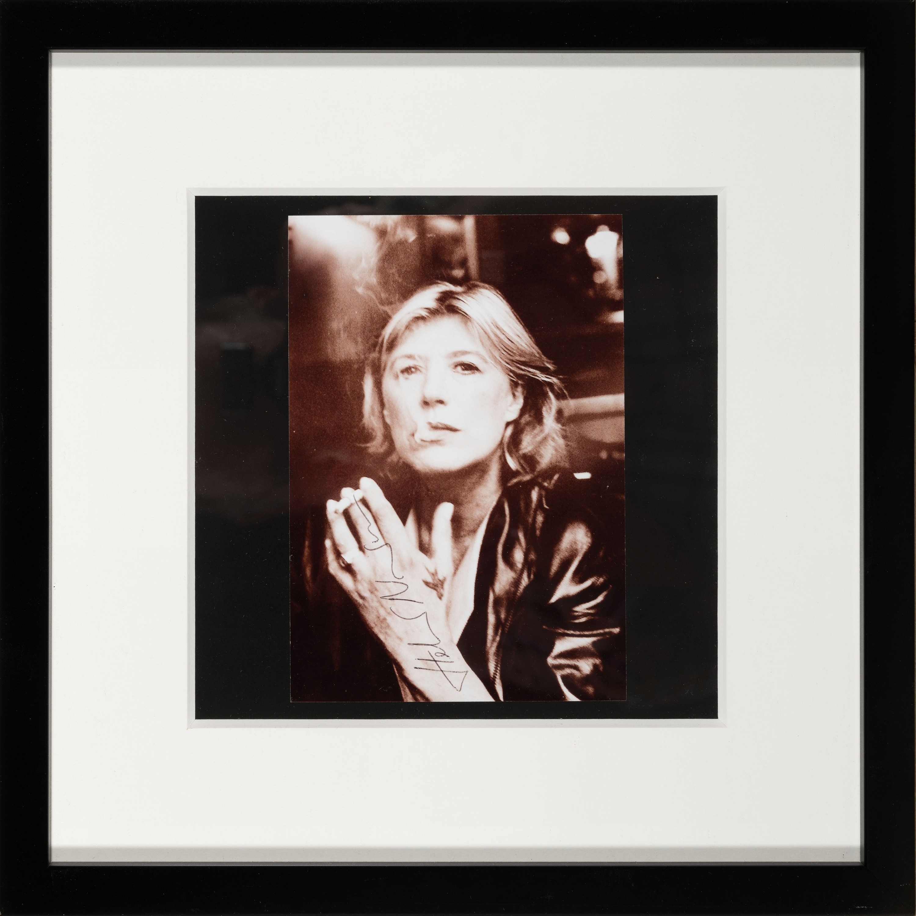 Detail k: Helmut Newton, 1920-2004, Porträt Marianne Faithful, 1999, Foto-Abzug, handsigniert vom Künstler, 17,5x12,5 cm, unter Glas 33x33 cm