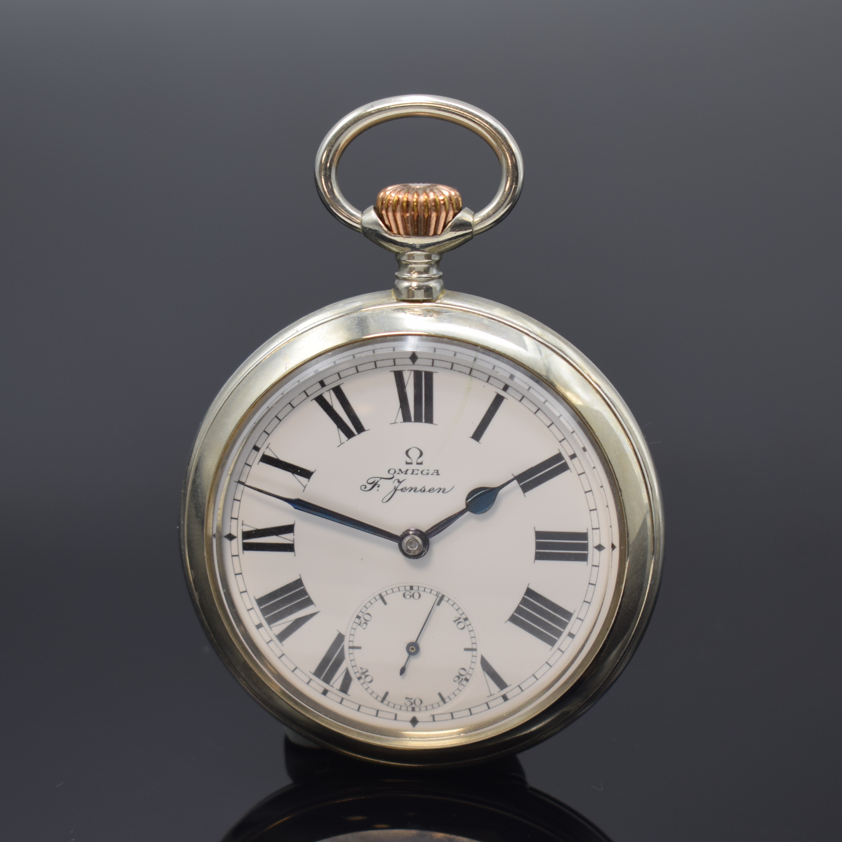 OMEGA / F. JENSEN offene Herrentaschenuhr, Schweiz um 1910, Nickelgeh., Emailzifferbl. m. fetten röm. Std. l. riss., gebl. Zeiger, kl. Sek., Werk ...