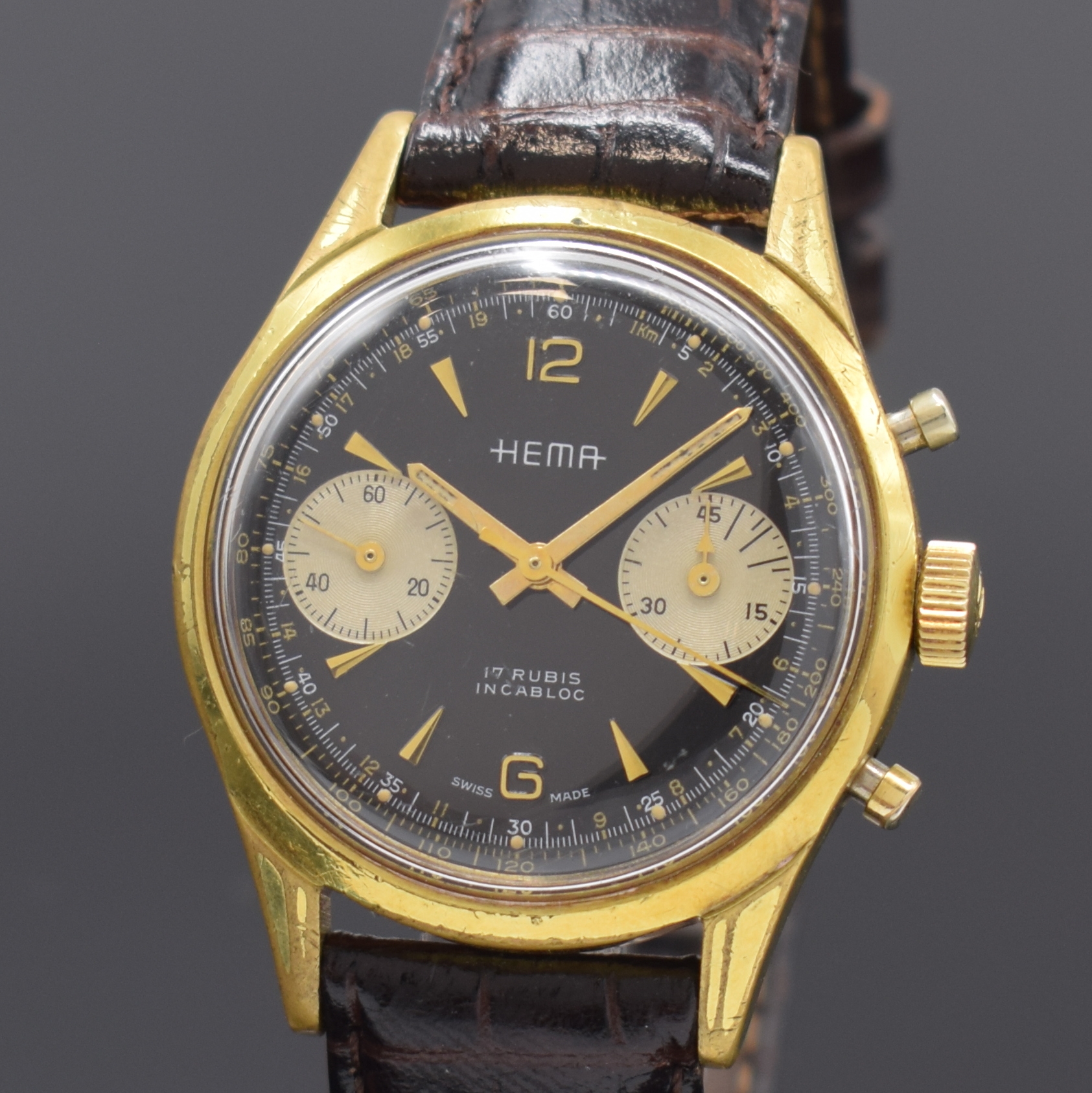 Detail a: HEMA vergoldeter Armbandchronograph, Schweiz um 1965, Handaufzug, Stahlboden verschr., neutr. Lederband m. dopp. Faltschl., schwarzes Zifferbl. m. ...