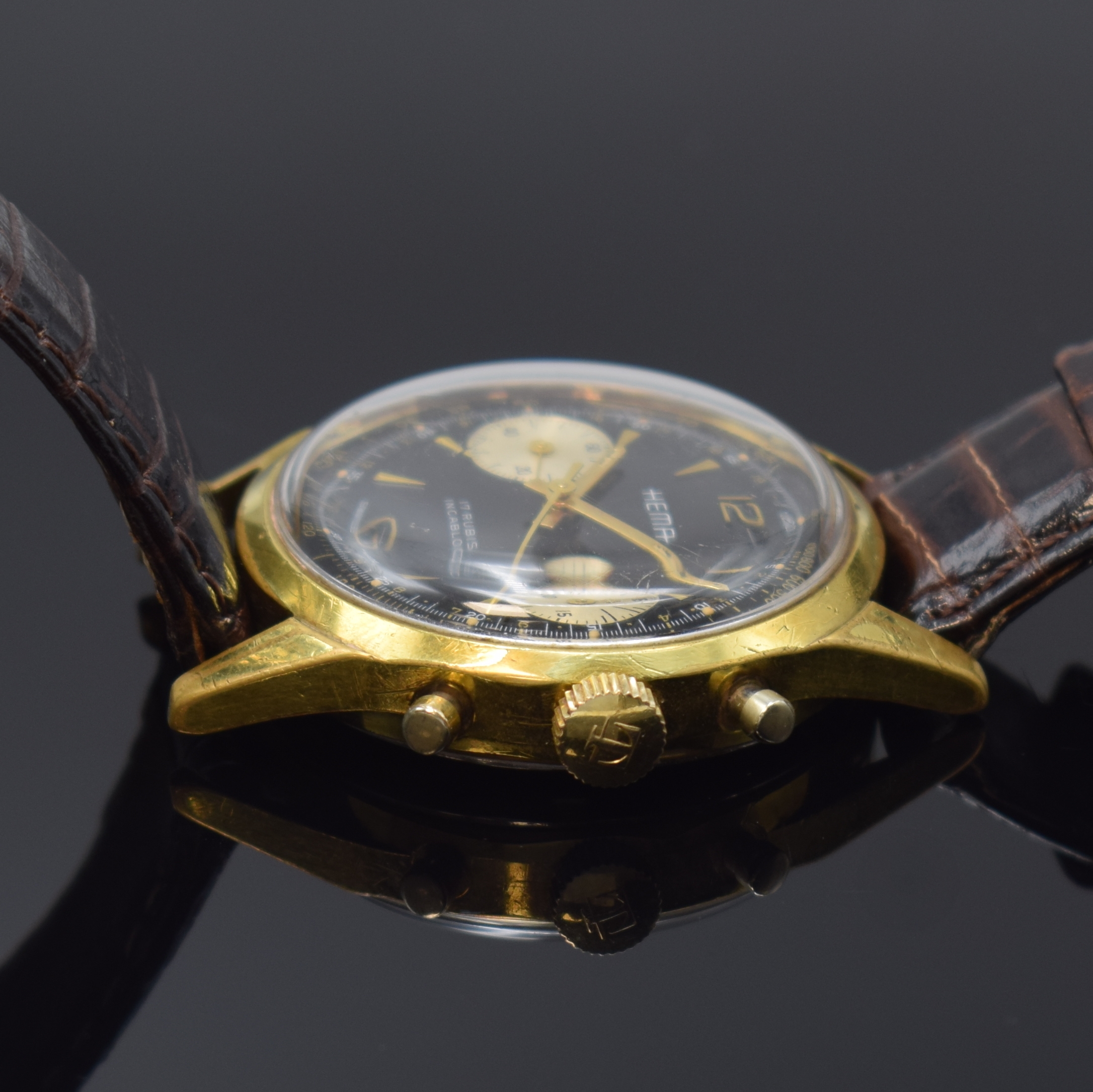 Detail b: HEMA vergoldeter Armbandchronograph, Schweiz um 1965, Handaufzug, Stahlboden verschr., neutr. Lederband m. dopp. Faltschl., schwarzes Zifferbl. m. ...
