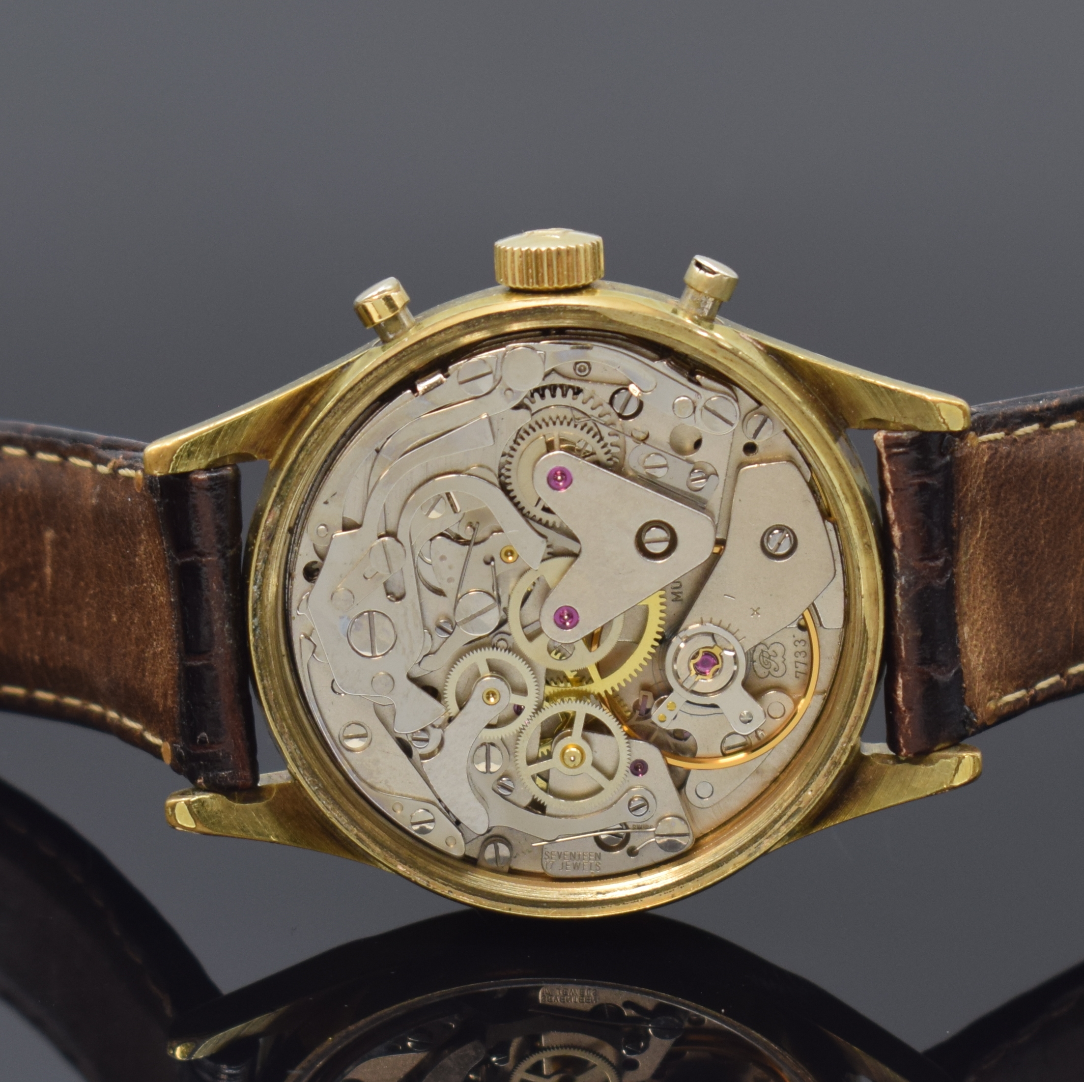 Detail d: HEMA vergoldeter Armbandchronograph, Schweiz um 1965, Handaufzug, Stahlboden verschr., neutr. Lederband m. dopp. Faltschl., schwarzes Zifferbl. m. ...