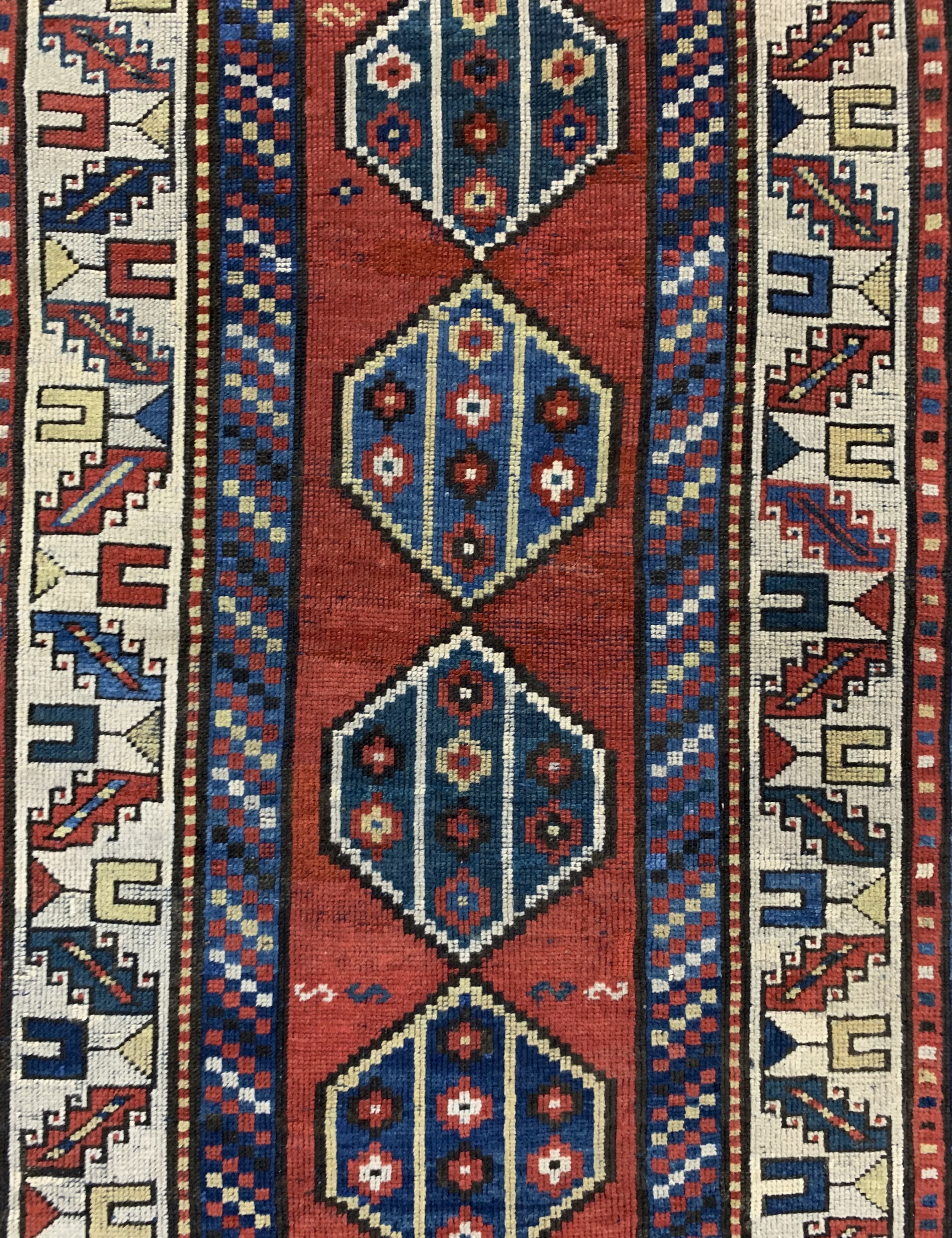 Detail c: Antiker Kazak, Kaukasus, um 1900, Wolle aufWolle, ca. 253 x 110 cm, EHZ: 3