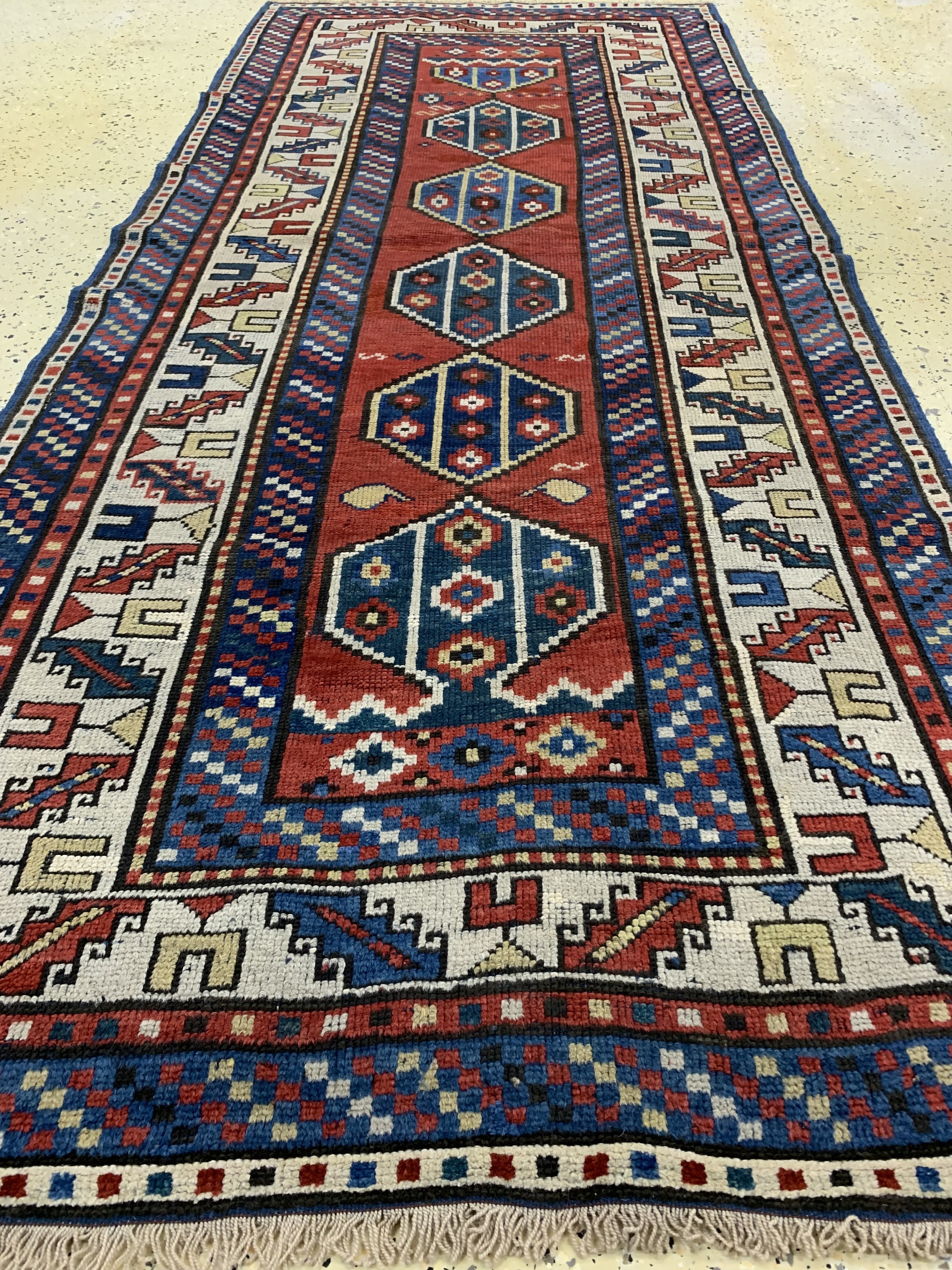 Detail e: Antiker Kazak, Kaukasus, um 1900, Wolle aufWolle, ca. 253 x 110 cm, EHZ: 3