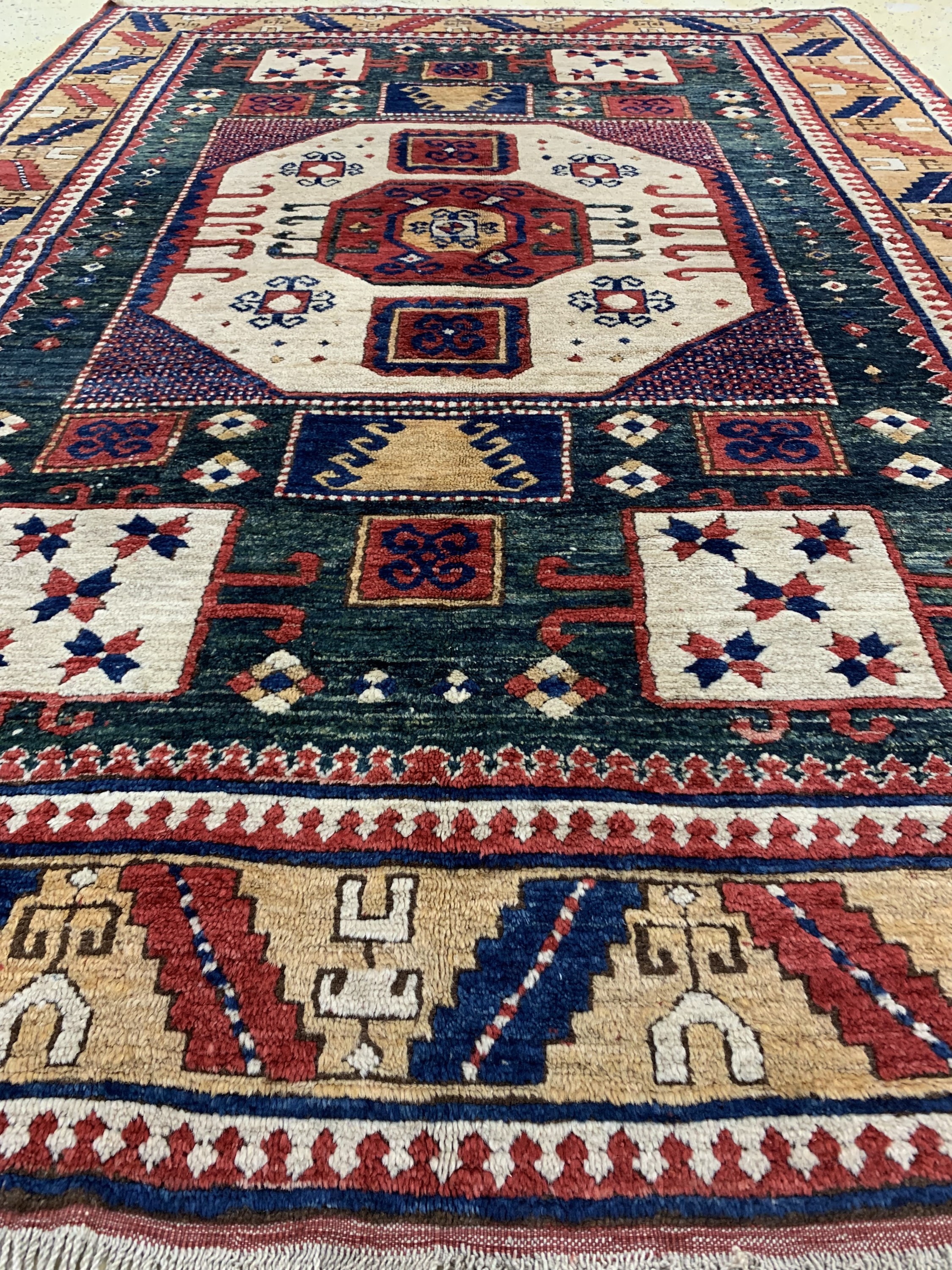 Detail g: "Karachoph"Kazak antik, Kaukasus, Ende 19.Jhd, Wolle auf Wolle, ca. 245 x 180 cm, EHZ: 2 (fachkundig restauriert)