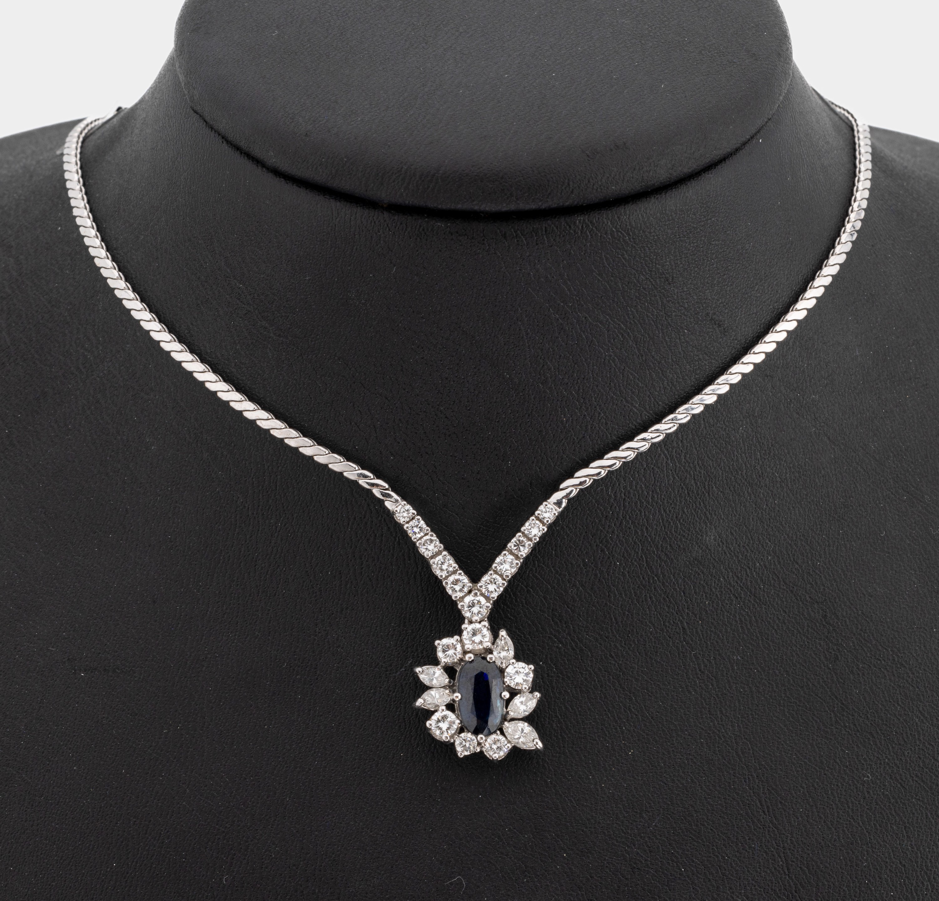 14 kt Gold Saphir-Diamant-Collier, WG 585/000, ovalfacett. Saphir ca. 1.50 ct, umgeben von 5 Diamantnavettes und 17 Brillanten zus. ca. 1.25 ct ...