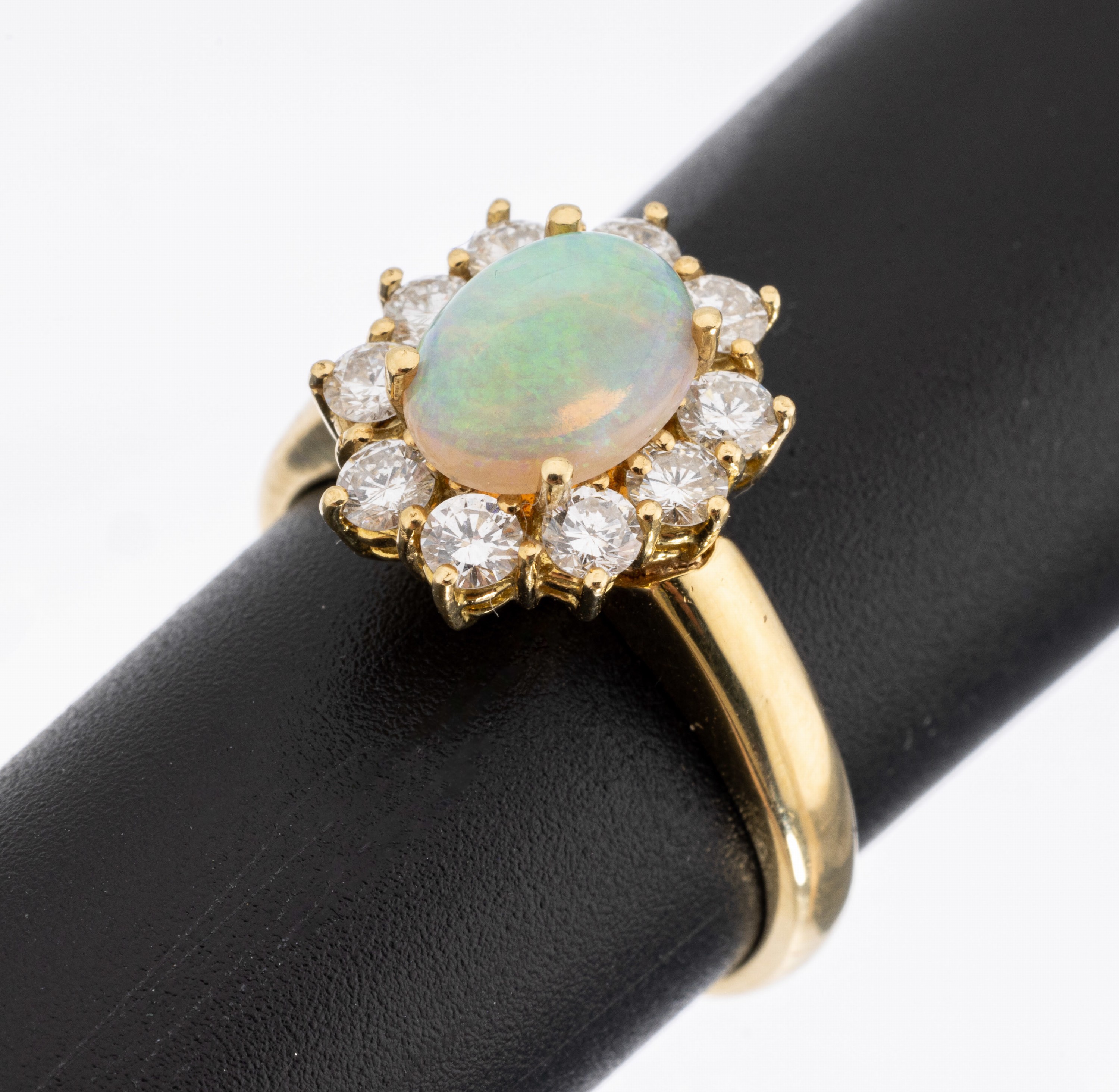 18 kt Gold Opal-Brillant-Ring, GG 750/000, ovaler Opalcabochon ca. 1.0 ct, umgeben von 10Brillanten zus. ca. 0.70 ct Weiß/si, RW 56, ca. 5.8 g