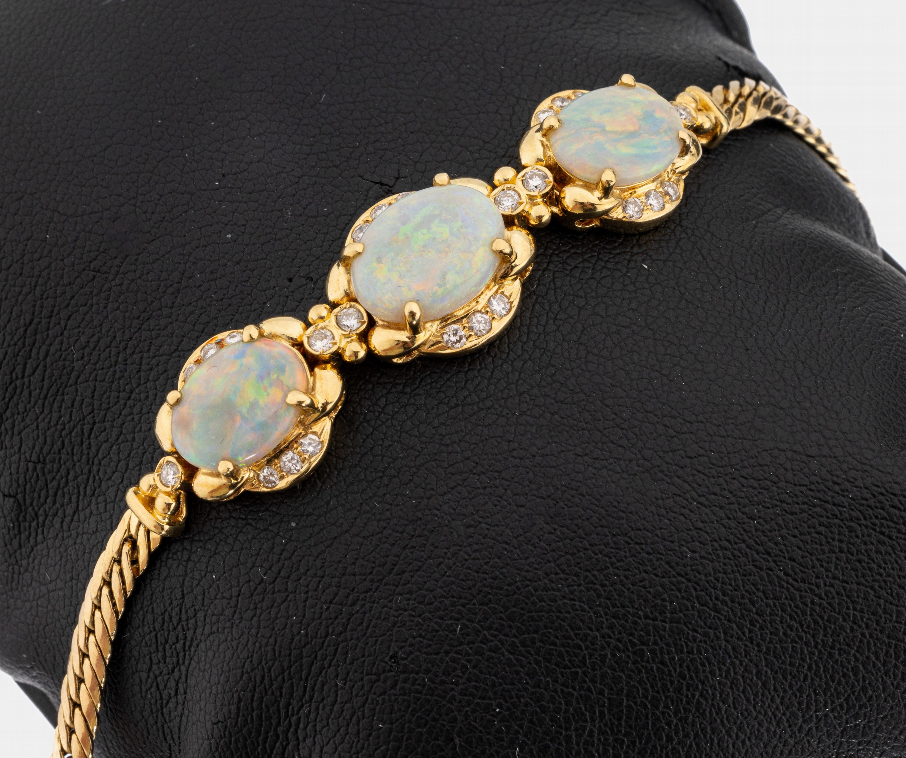 18 kt Gold Opal-Brillant-Armband, GG 750/000, 3 ovale Opalcabochons zus. ca. 4.0 ct, umgeben von insg. 24 Brillanten zus. ca. 0.24 ct Weiß/si, L. ...