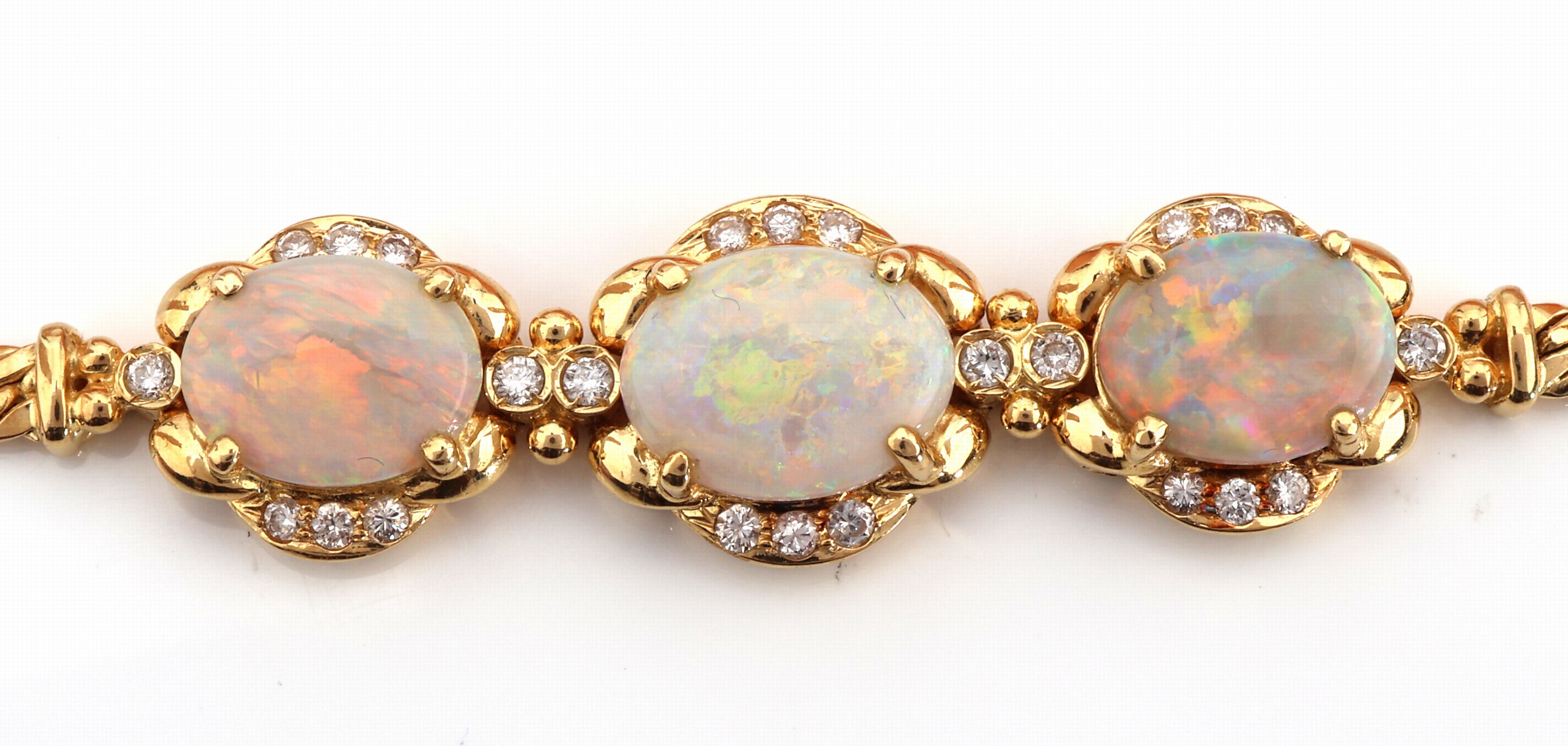 Detail a: 18 kt Gold Opal-Brillant-Armband, GG 750/000, 3 ovale Opalcabochons zus. ca. 4.0 ct, umgeben von insg. 24 Brillanten zus. ca. 0.24 ct Weiß/si, L. ...