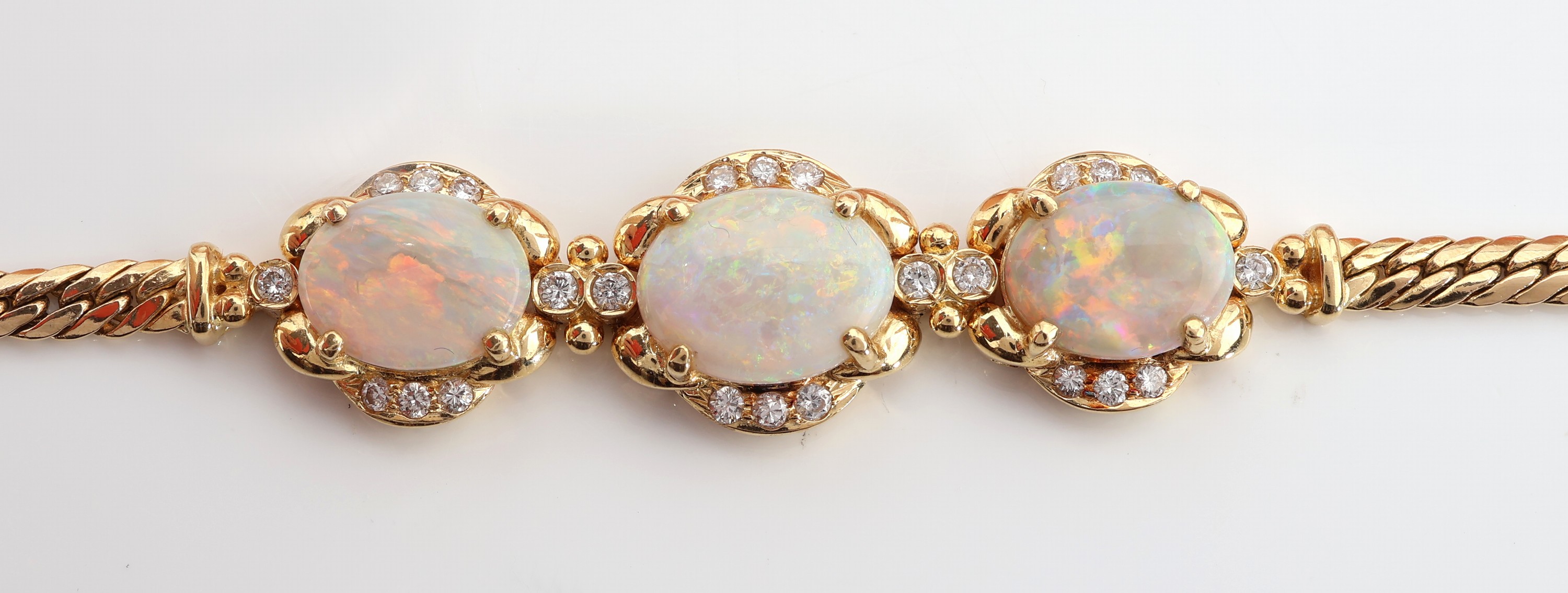 Detail b: 18 kt Gold Opal-Brillant-Armband, GG 750/000, 3 ovale Opalcabochons zus. ca. 4.0 ct, umgeben von insg. 24 Brillanten zus. ca. 0.24 ct Weiß/si, L. ...