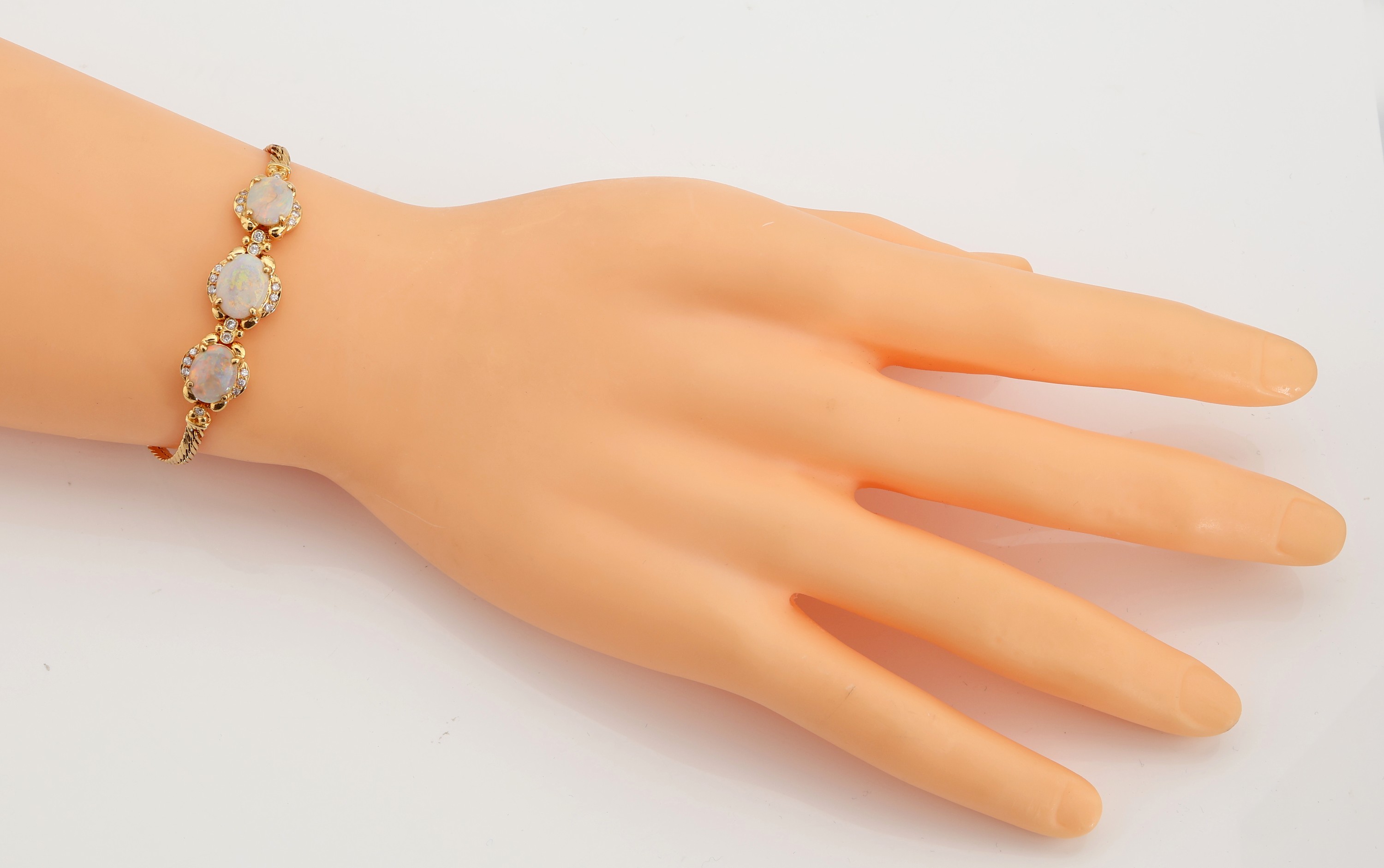 Detail c: 18 kt Gold Opal-Brillant-Armband, GG 750/000, 3 ovale Opalcabochons zus. ca. 4.0 ct, umgeben von insg. 24 Brillanten zus. ca. 0.24 ct Weiß/si, L. ...