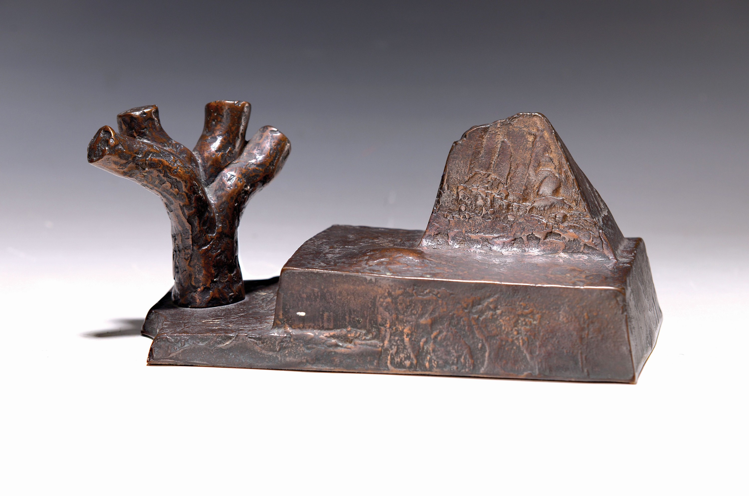 Maximilan Hutlett, 1933 Zweibrücken - 201 Weckenheim, Bronzeskulptur, kleine Landschaft II, 1981, auf dem Sockel signiert num. 18/210, Guss Zimmer ...