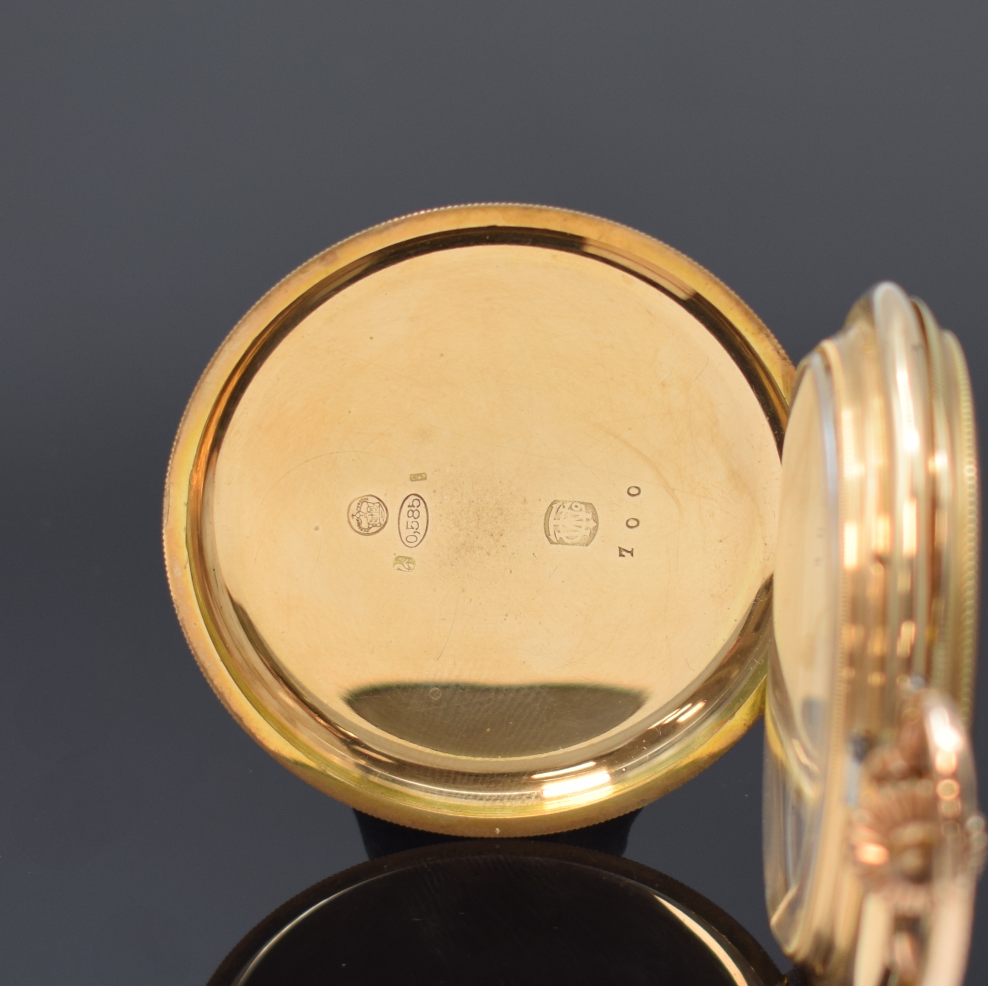 Detail a: TAVANNES Savonette Herrensavonette in GG 585/000, Schweiz um 1910, guill. 3-Deckel Goldgeh., Sprungdeckel mit freiem Monogrammspiegel, Emailzifferbl. ...