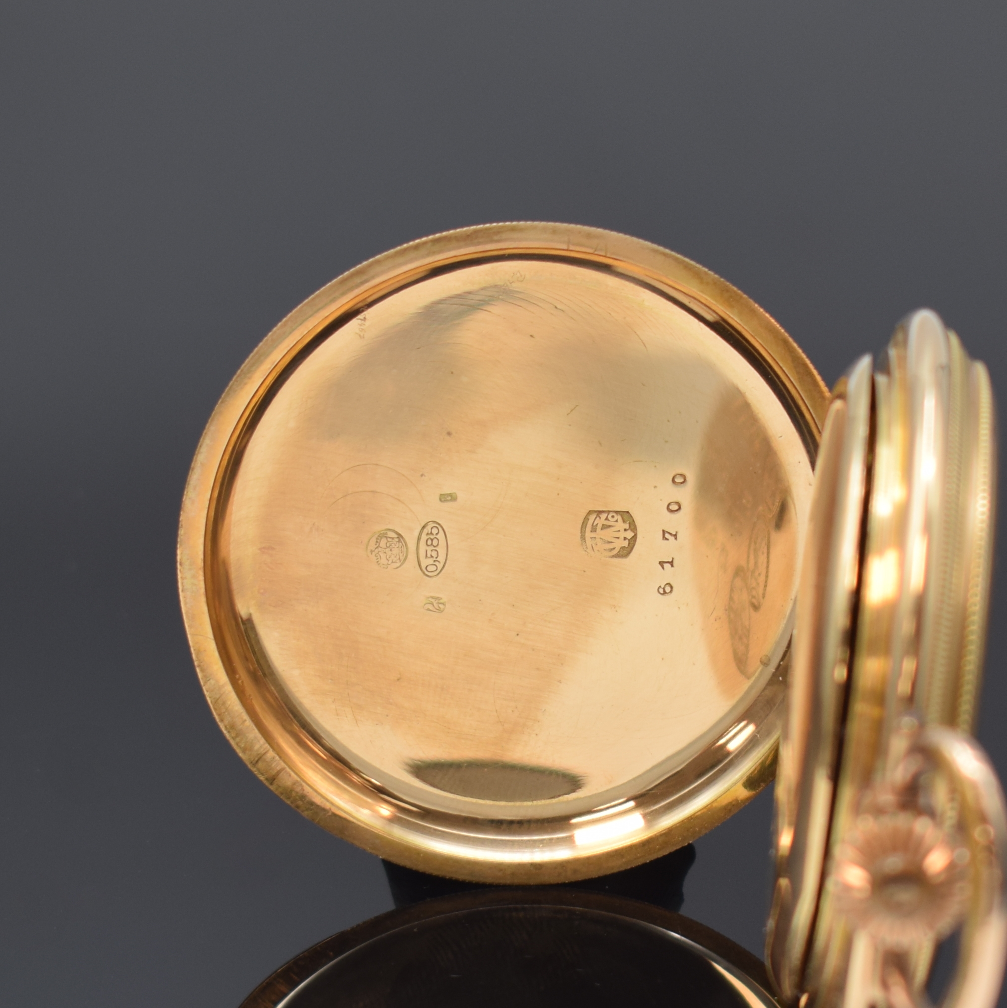 Detail d: TAVANNES Savonette Herrensavonette in GG 585/000, Schweiz um 1910, guill. 3-Deckel Goldgeh., Sprungdeckel mit freiem Monogrammspiegel, Emailzifferbl. ...