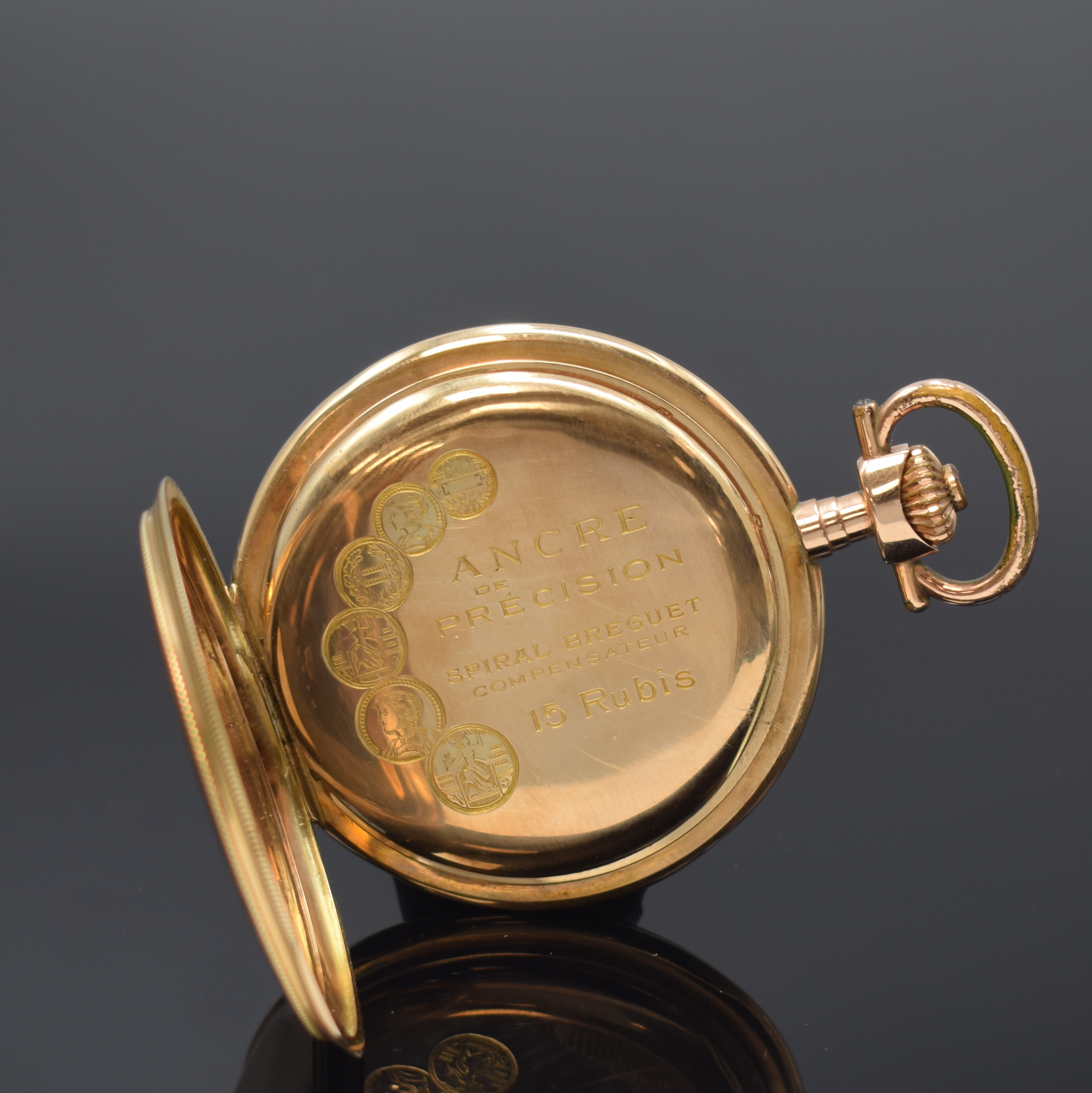 Detail e: TAVANNES Savonette Herrensavonette in GG 585/000, Schweiz um 1910, guill. 3-Deckel Goldgeh., Sprungdeckel mit freiem Monogrammspiegel, Emailzifferbl. ...