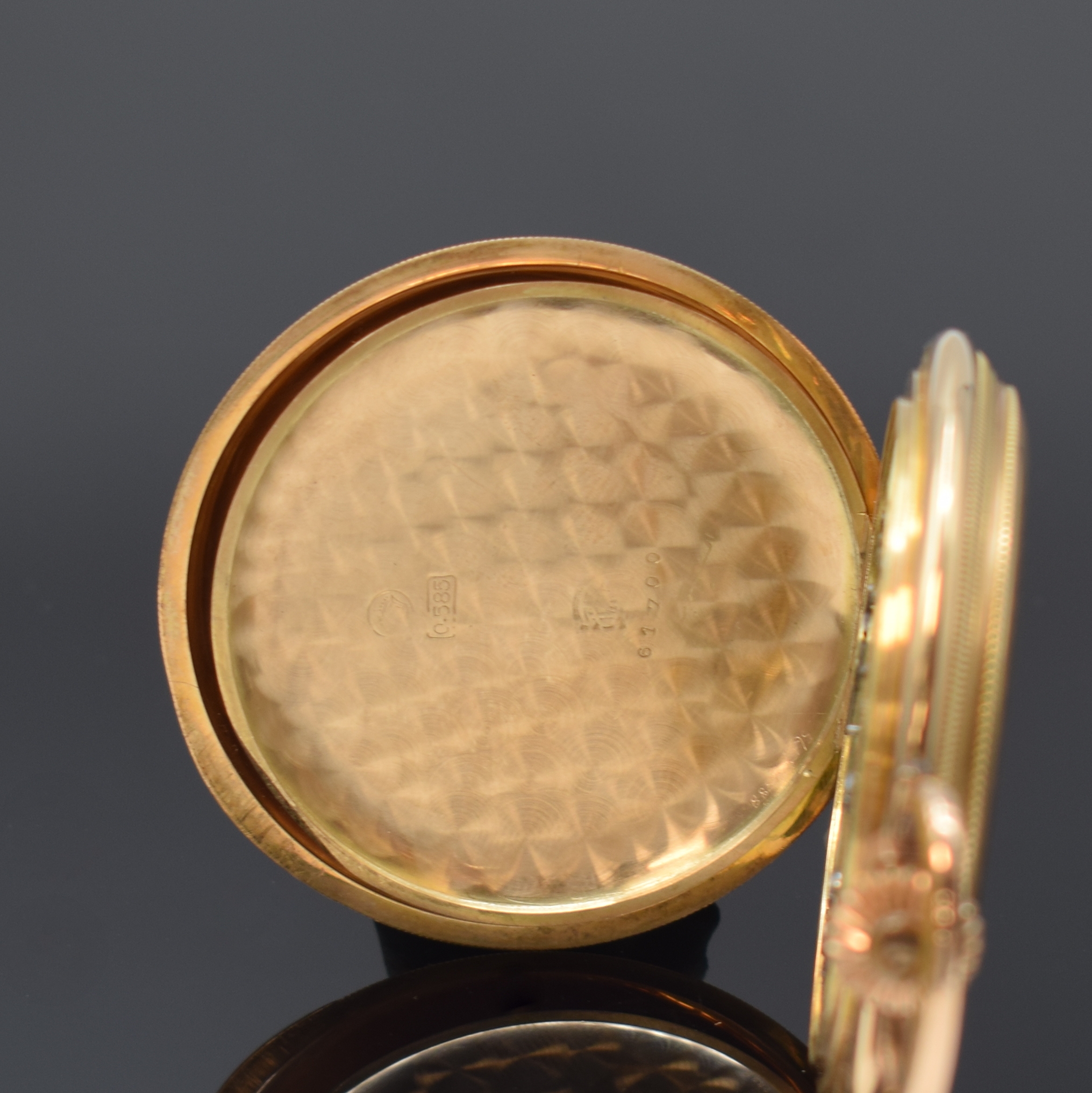 Detail f: TAVANNES Savonette Herrensavonette in GG 585/000, Schweiz um 1910, guill. 3-Deckel Goldgeh., Sprungdeckel mit freiem Monogrammspiegel, Emailzifferbl. ...