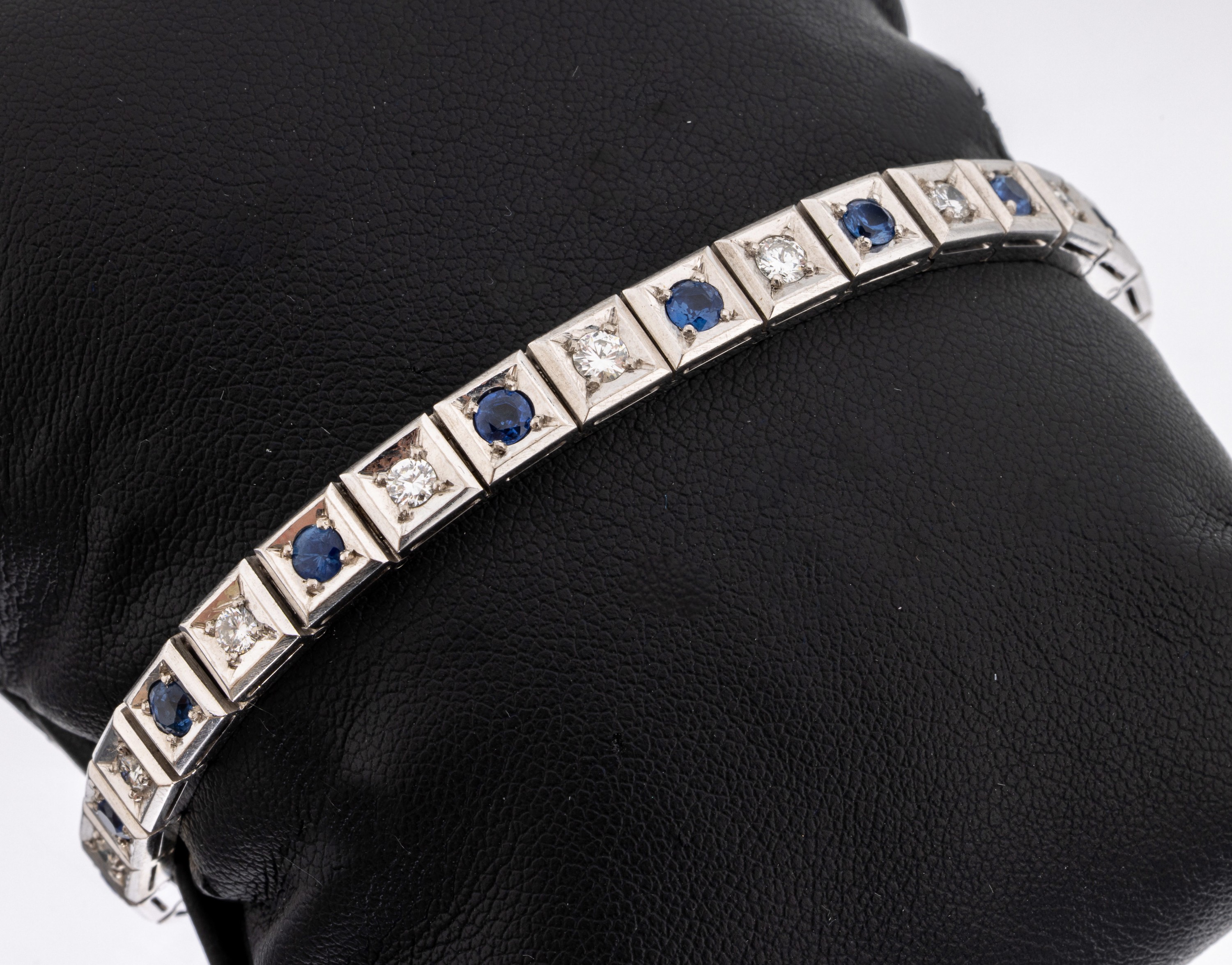 14 kt Gold Saphir-Brillant-Armband, WG 585/000, 15 Saphire zus. ca. 1.50 ct, 14 Brillanten zus. ca. 0.70 ct Weiß/si, ca. 22.9 g, L. ca. 18 cm, ...