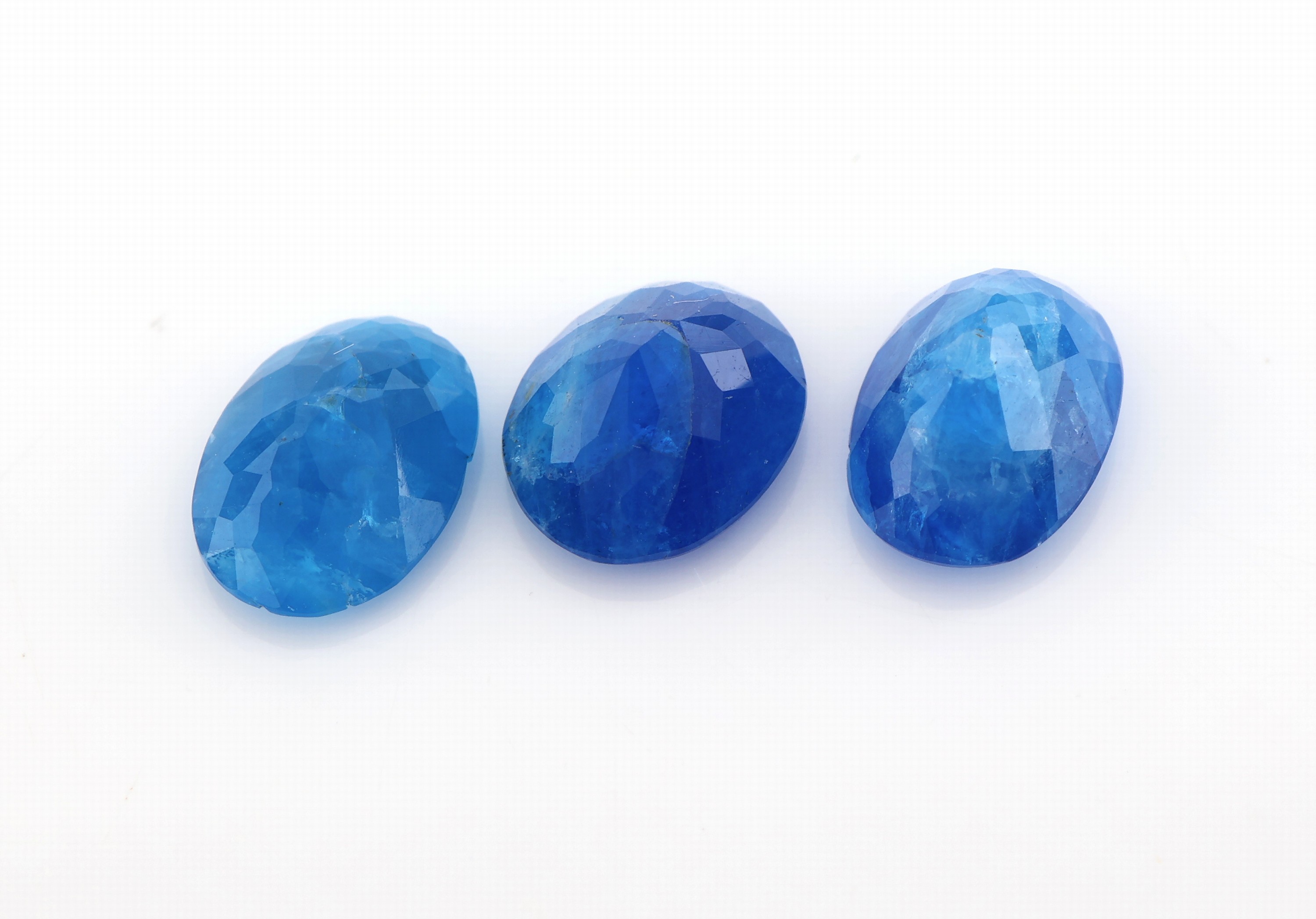 Detail a: Lot 3 lose Hauyne zus. ca. 2.74 ct, ovalfacett., intensives Blau