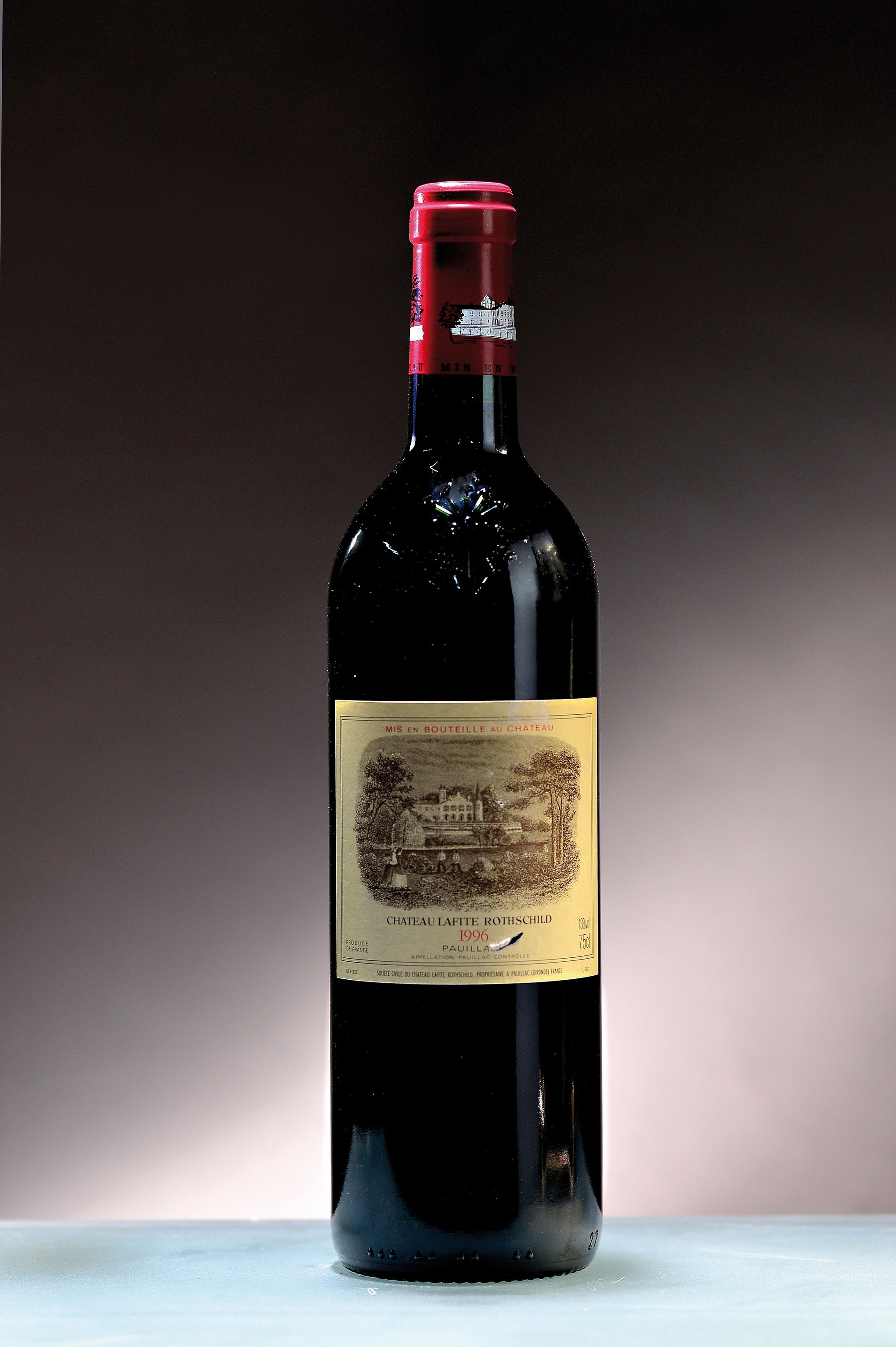 1 Flasche 1996 Chateau Lafite Rothschild, Pauillac, ca. 75cl, 13%Vol., Etikett min. lädiert, high fill