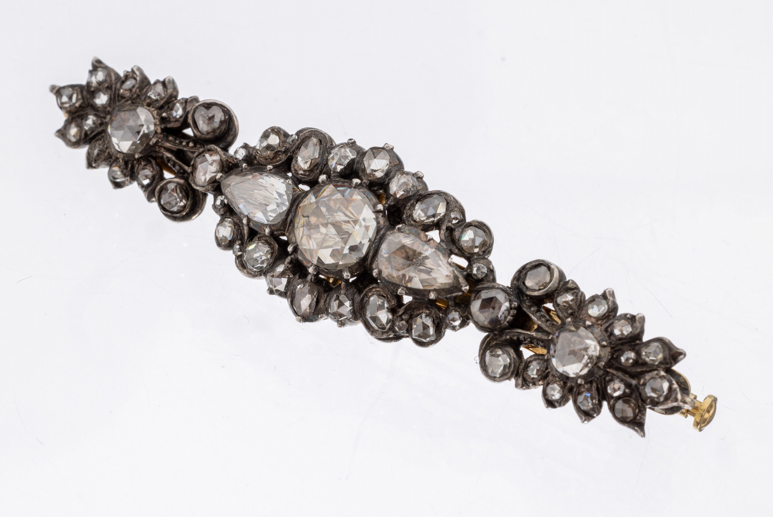 14 kt Gold Diamant-Brosche, um 1830/40, GG 585/000 und Silber gepr., schauseitig zeittyp.Silber mit einem Altschliffdiamant ca. 1.00 ctl. get. ...