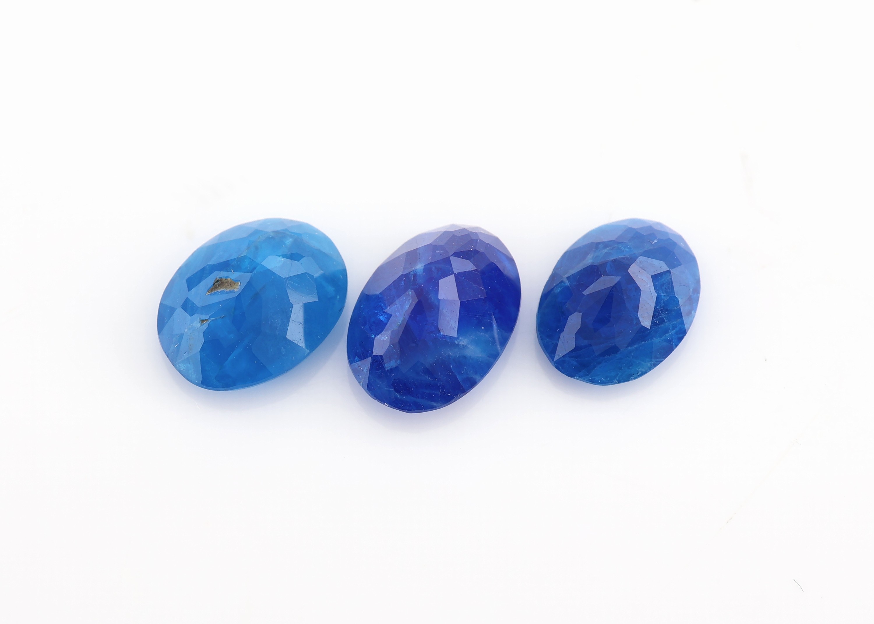 Detail a: Lot 3 lose Hauyne zus. ca. 2.18 ct, ovalfacett., intensives Blau