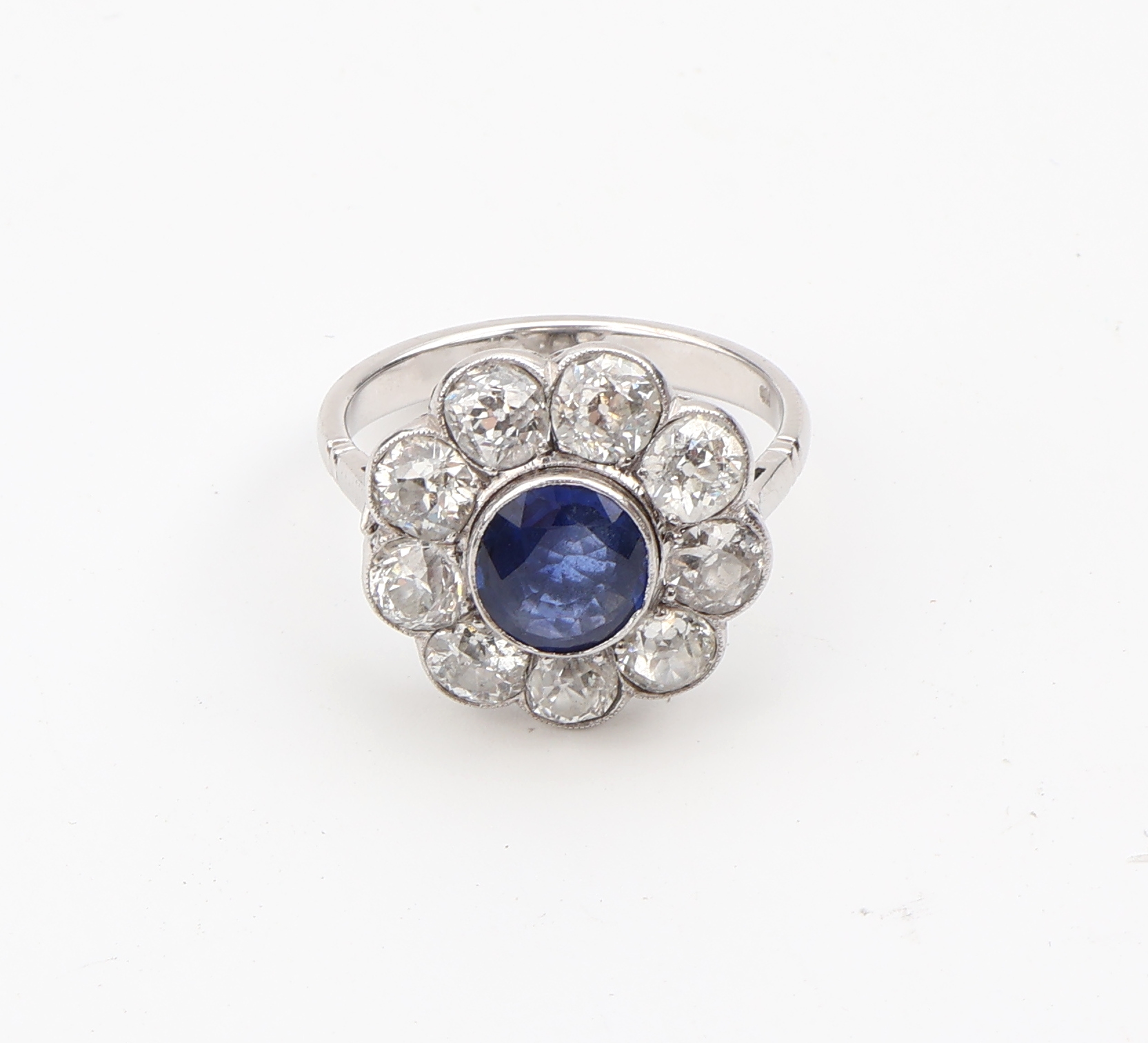 Detail a: 18 kt Gold Saphir-Diamant-Ring, WG 750/000,blütenförm. Ringkopf, rundfacett. Saphir ca. 2.0 ct, umrahmt von 9 Altschliffdiamanten zus.ca. 3.20 ct ...