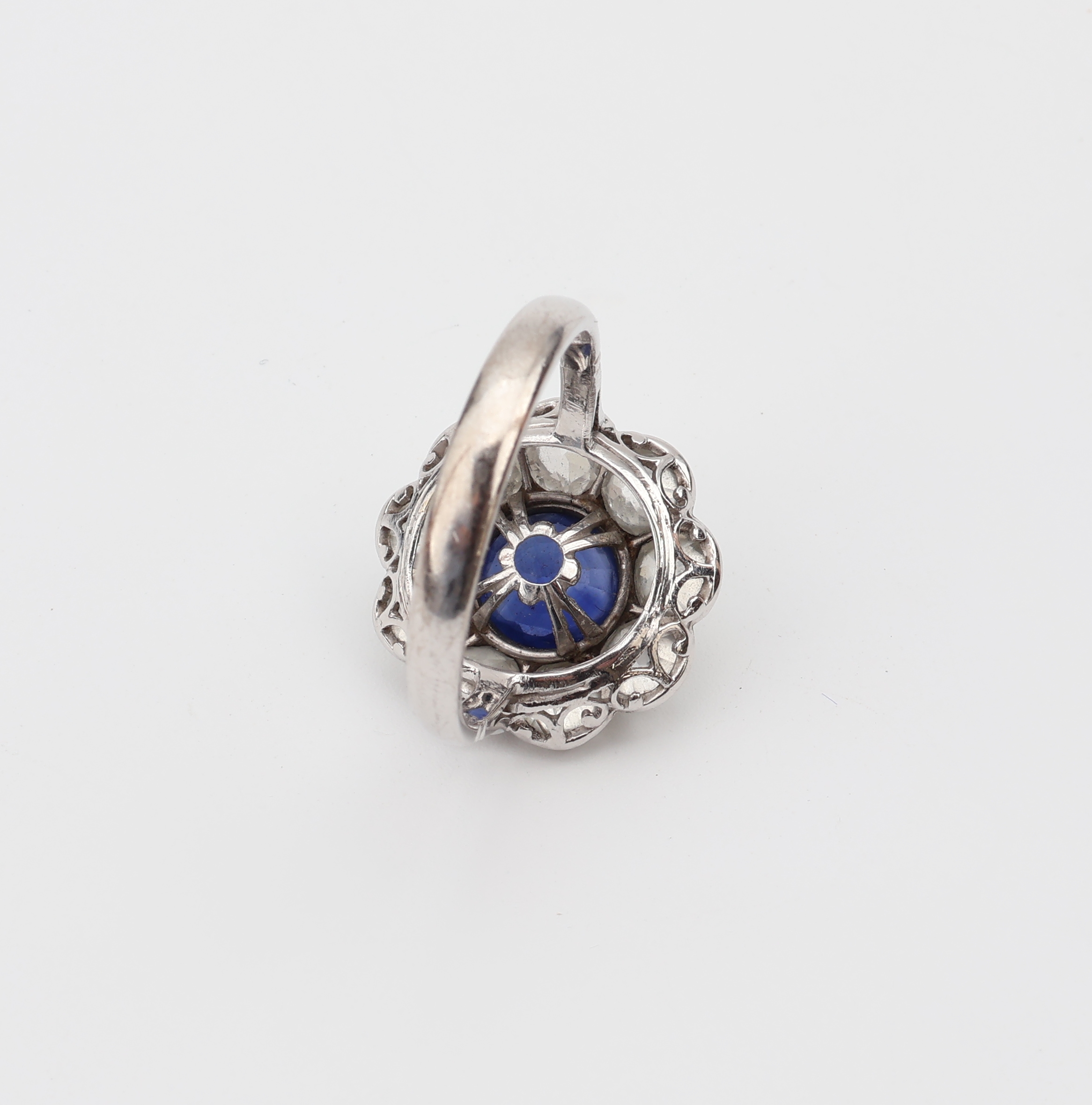 Detail b: 18 kt Gold Saphir-Diamant-Ring, WG 750/000,blütenförm. Ringkopf, rundfacett. Saphir ca. 2.0 ct, umrahmt von 9 Altschliffdiamanten zus.ca. 3.20 ct ...