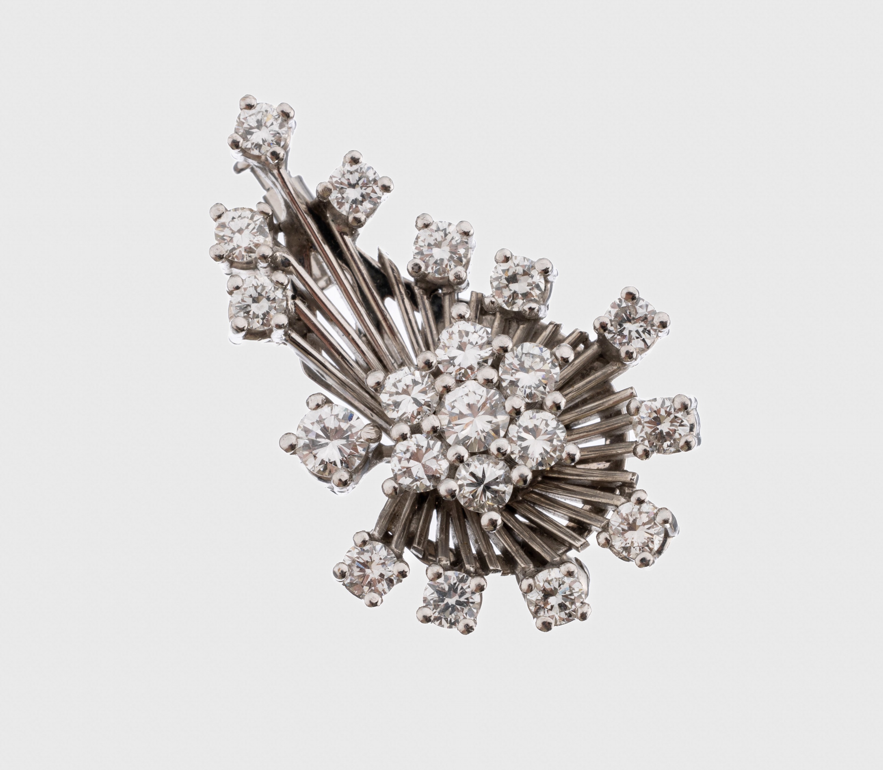 18 kt Gold Brillant-Brosche, WG 750/000, mittig sternförm. Element, 20 Brillanten zus. ca. 2.0 ct Weiß/si, ca. 9.1 g, L. ca. 3 cm
