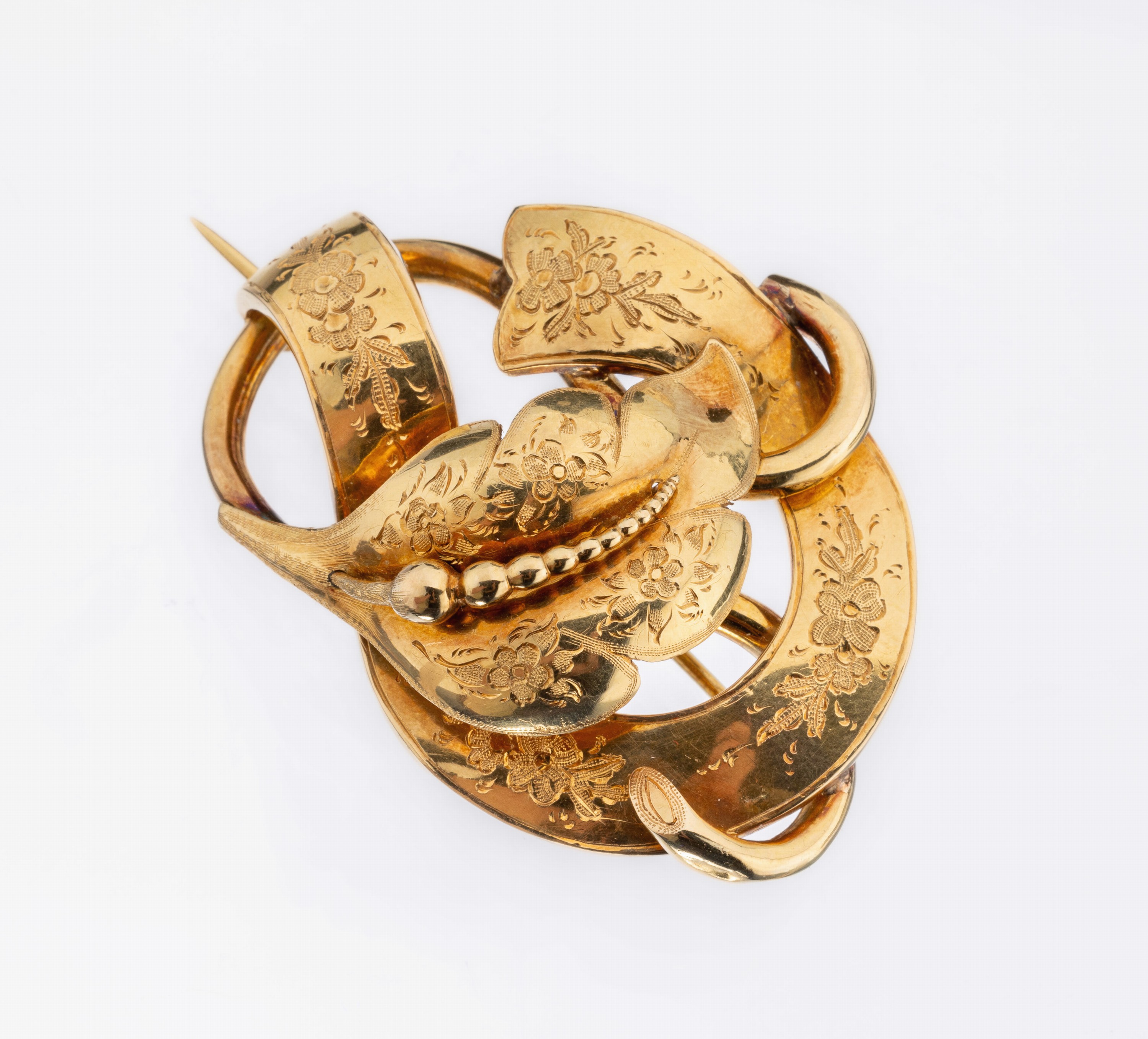 18 kt Gold Brosche, Schweden 1858, GG 750/000, blattförm. Element, verlaufende Goldkügelchen, reich floral grav., sign., ca. 8.8 g