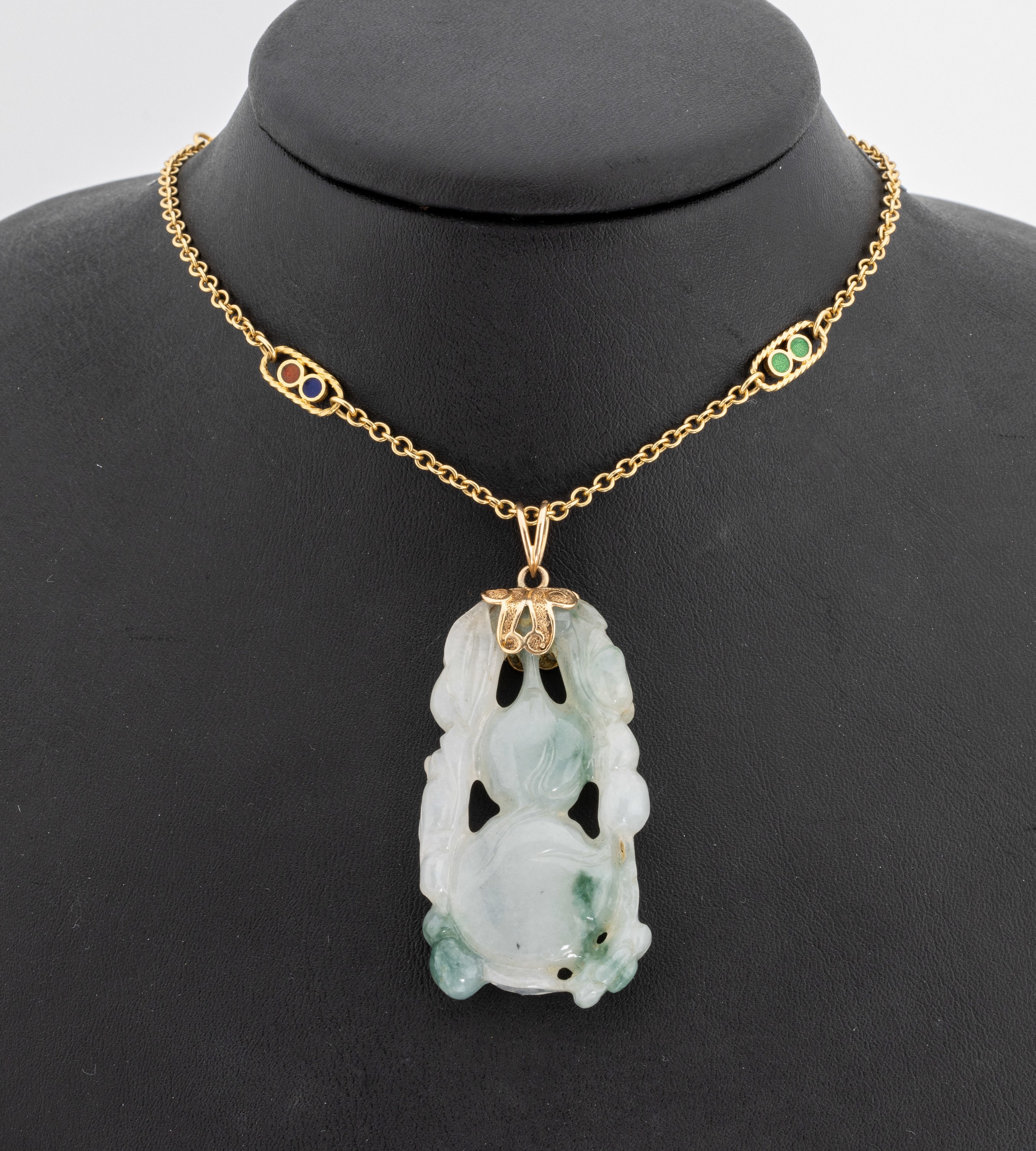 18 kt Gold Jade-Anhänger, GG 750/000, Jade geschnitten und geschliffen, in Form einer Vase mit Blüten und Früchten, reine Glückssymbolik, L. ca. ...