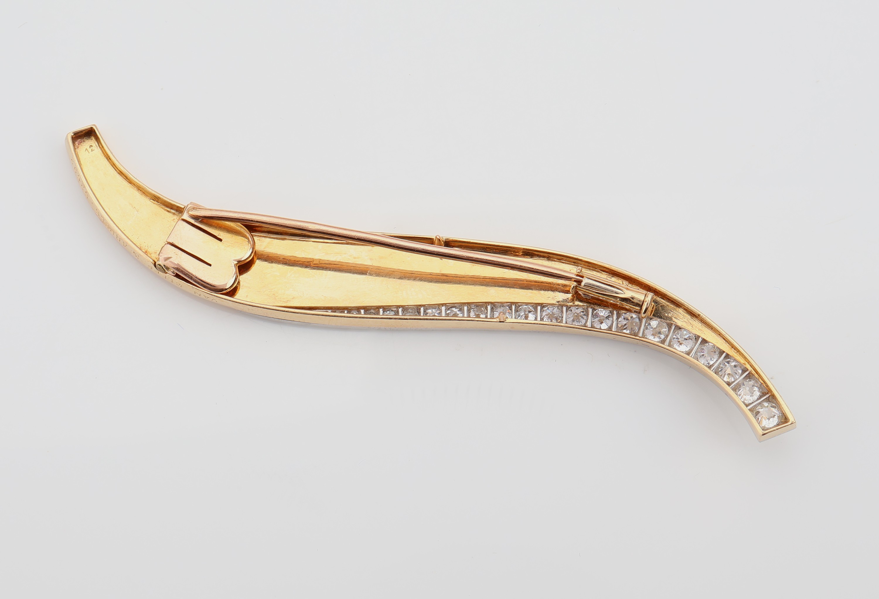Detail d: 18 kt Gold/Platin VAN CLEEF & ARPELS Diamant- Brosche, GG 750/000 und Platin, Meistermarke LB mit Anker, wohl Leon Bouissiere, Catres, bez. Van ...