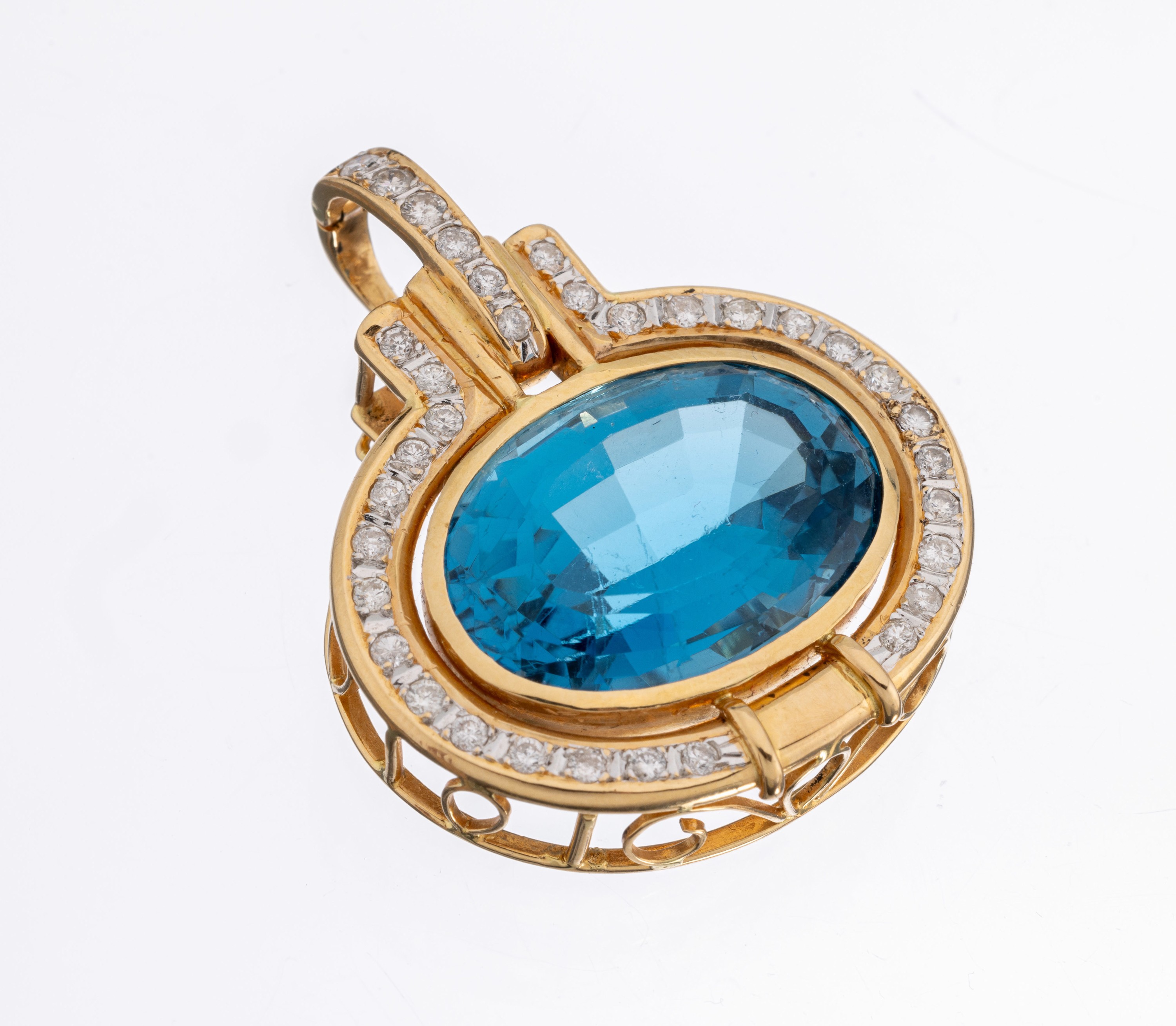 18 kt Gold Topas-Brillant-Clipanhänger, GG 750/000, ovaler Blautopas (beh.) ca. 36.00 ct, 34 Brillanten zus. ca. 1.0 ct Weiß/si-p1, Unterkaderung ...