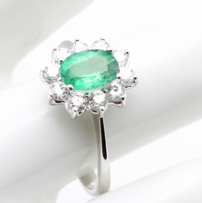 Image Ring mit Smaragd und Brillanten, WG 585/000,Brill. zus. ca. 0.50 ct feines ...