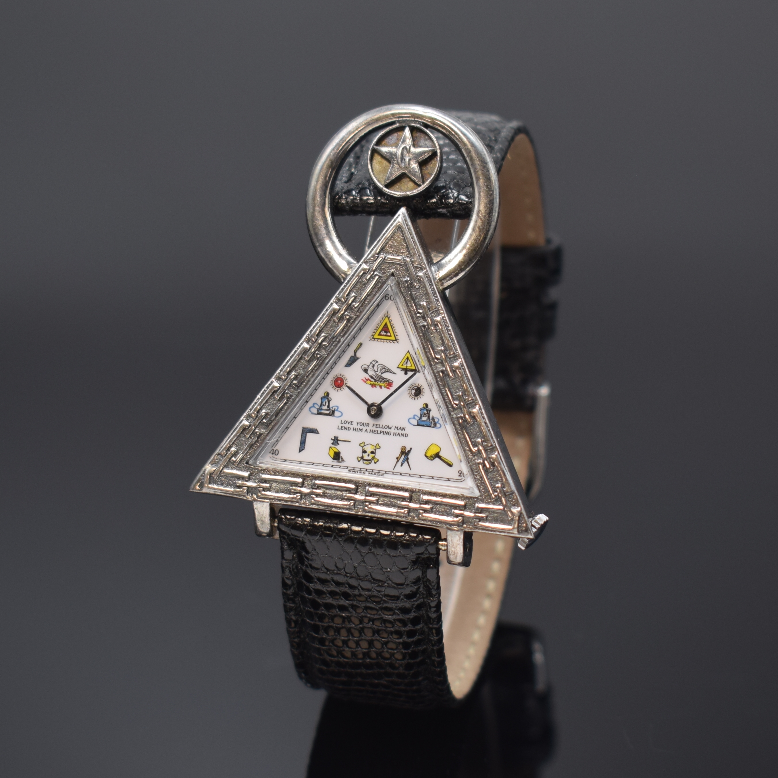 Herrenarmbanduhr mit Freimaurersymbolik, Schweiz wohl aus Restbeständen 1970er Jahre, Automatik, typ. Dreieckdesign, verchr. Gehäuse, Stahlboden ...