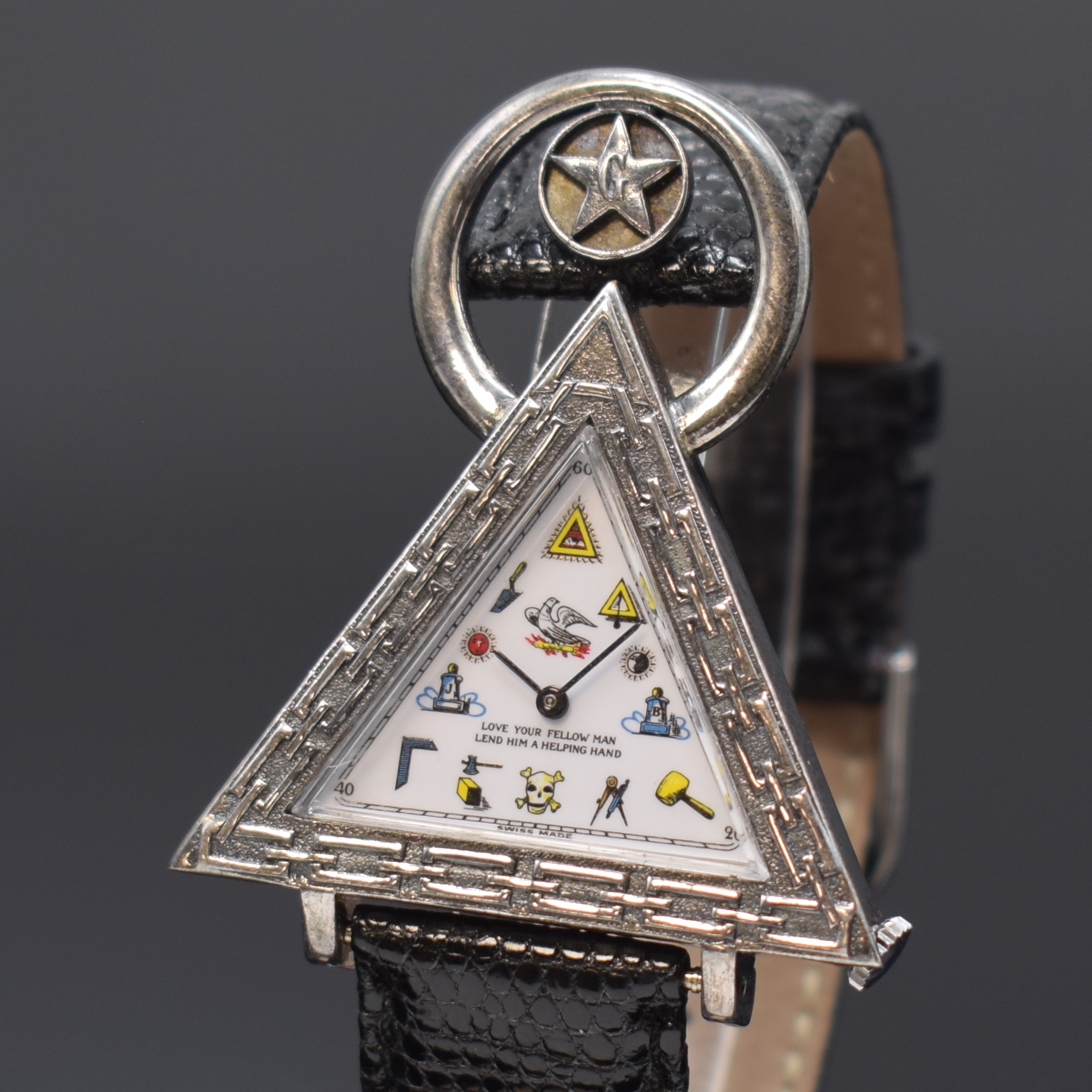 Detail a: Herrenarmbanduhr mit Freimaurersymbolik, Schweiz wohl aus Restbeständen 1970er Jahre, Automatik, typ. Dreieckdesign, verchr. Gehäuse, Stahlboden ...