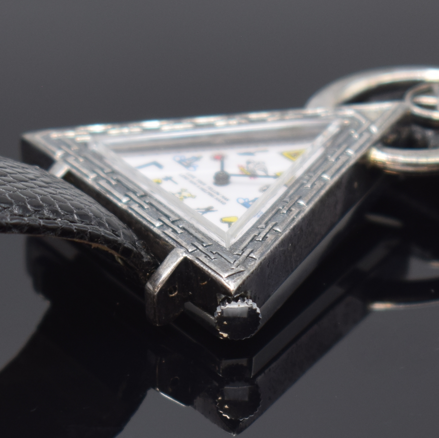 Detail b: Herrenarmbanduhr mit Freimaurersymbolik, Schweiz wohl aus Restbeständen 1970er Jahre, Automatik, typ. Dreieckdesign, verchr. Gehäuse, Stahlboden ...