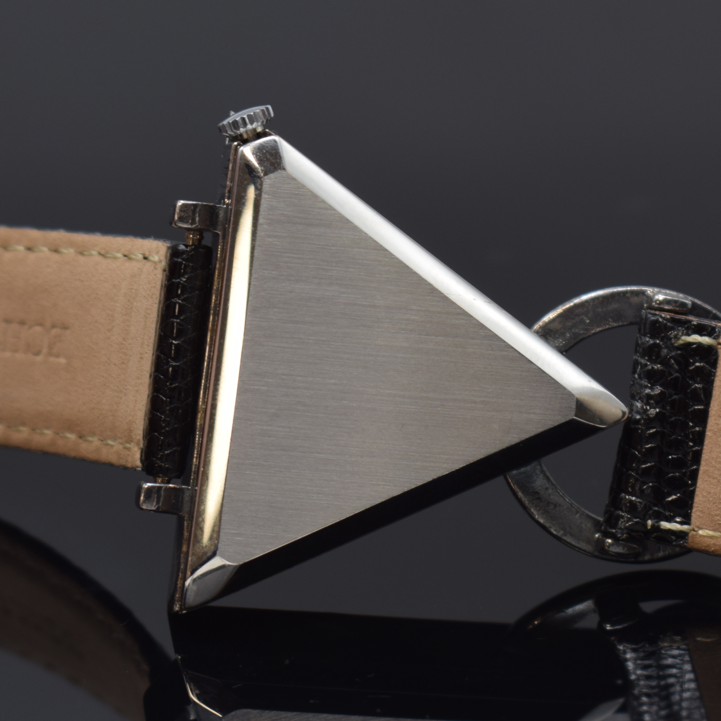 Detail c: Herrenarmbanduhr mit Freimaurersymbolik, Schweiz wohl aus Restbeständen 1970er Jahre, Automatik, typ. Dreieckdesign, verchr. Gehäuse, Stahlboden ...