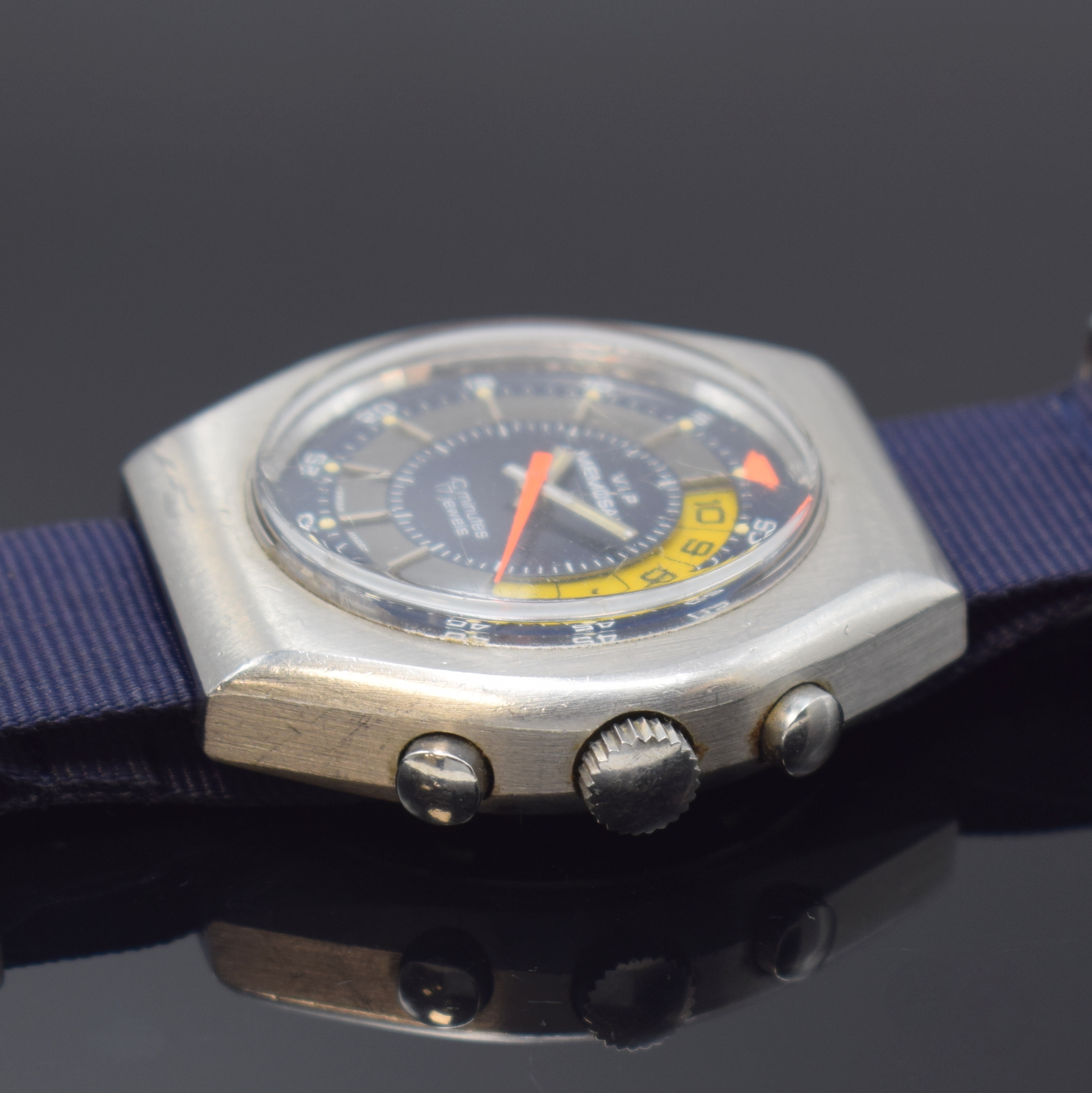 Detail b: V.I.P. MEMOSAIL Yachting-Chronograph, Schweiz um 1970, Handaufzug, massives Edelstahlgeh., verschr. Boden, mehrfarb. Kontrastzifferbl. m. ...