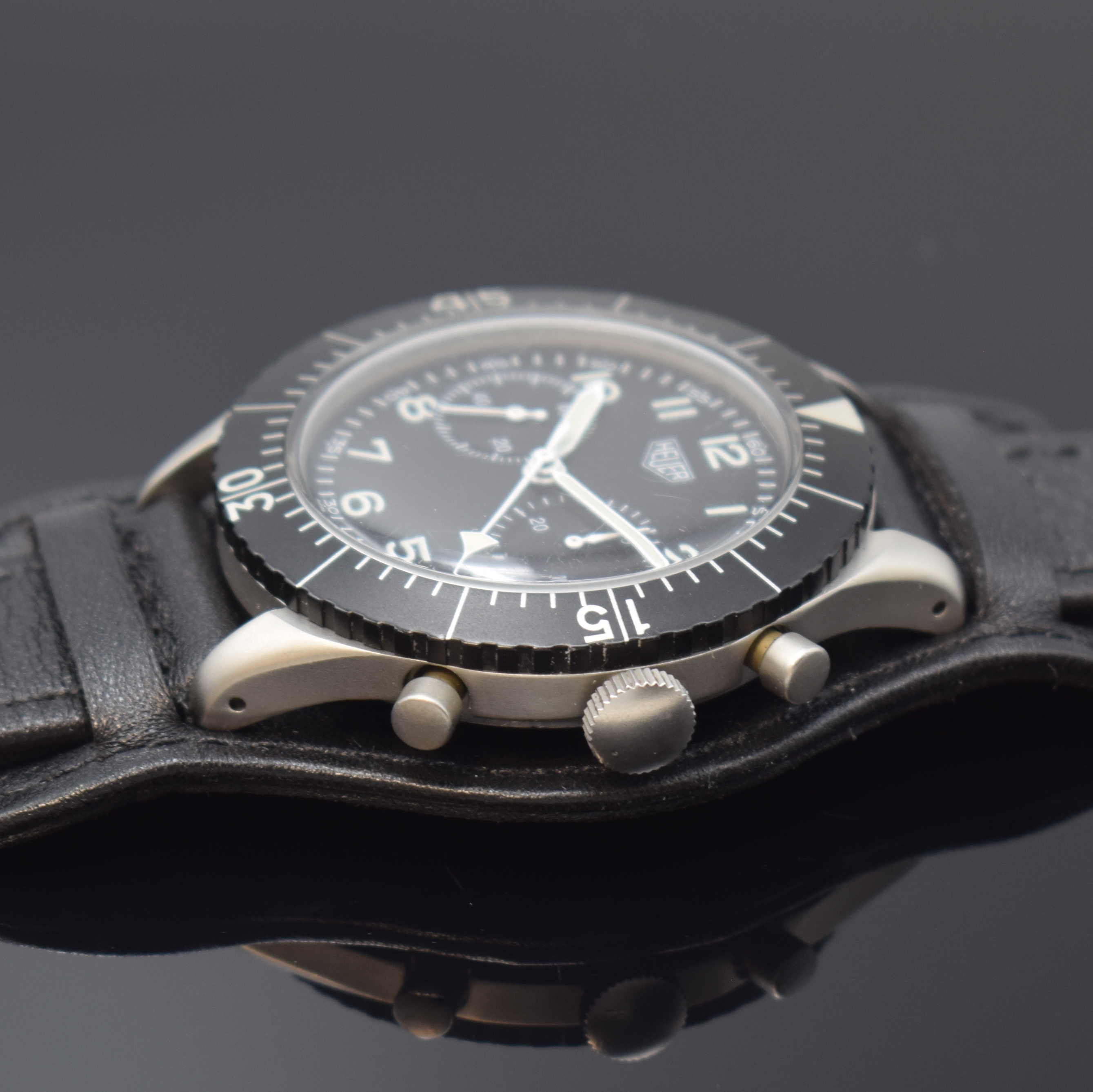 Detail b: HEUER Flyback-Schaltradchronograph der BUNDESWEHR Versorgungs-Nr. 6645-12-146-3774 / 6645-12-340-9456 Referenz 1550 SG, Schweiz um 1968, Handaufzug, ...