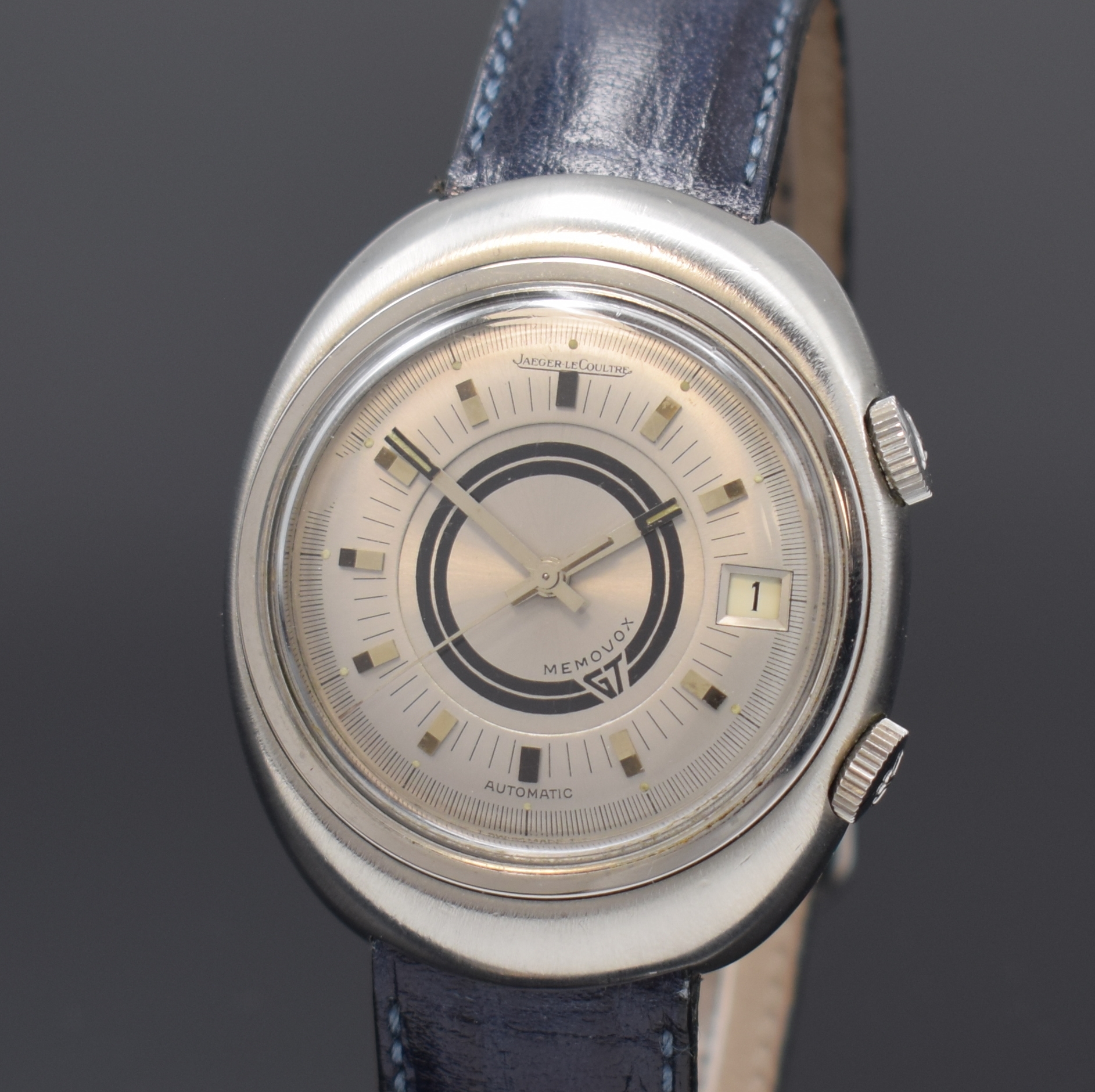 Detail a: Jaeger-LeCoultre Memovox GT Armbandwecker in Stahl Referenz E861, Hammerautomatik, Schweiz um 1970, ovales, sat. Geh. m. verschr. Boden, silb. ...