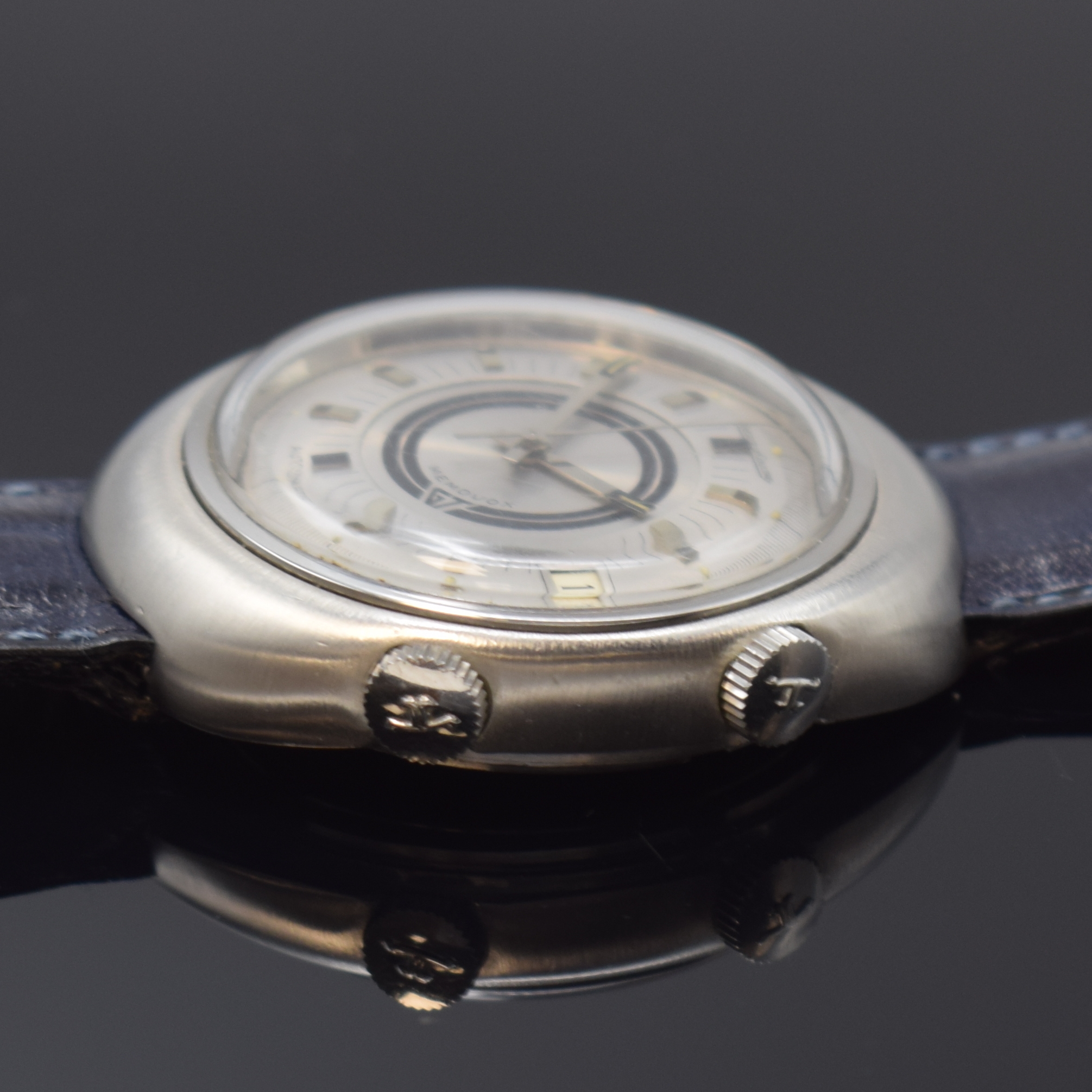 Detail b: Jaeger-LeCoultre Memovox GT Armbandwecker in Stahl Referenz E861, Hammerautomatik, Schweiz um 1970, ovales, sat. Geh. m. verschr. Boden, silb. ...