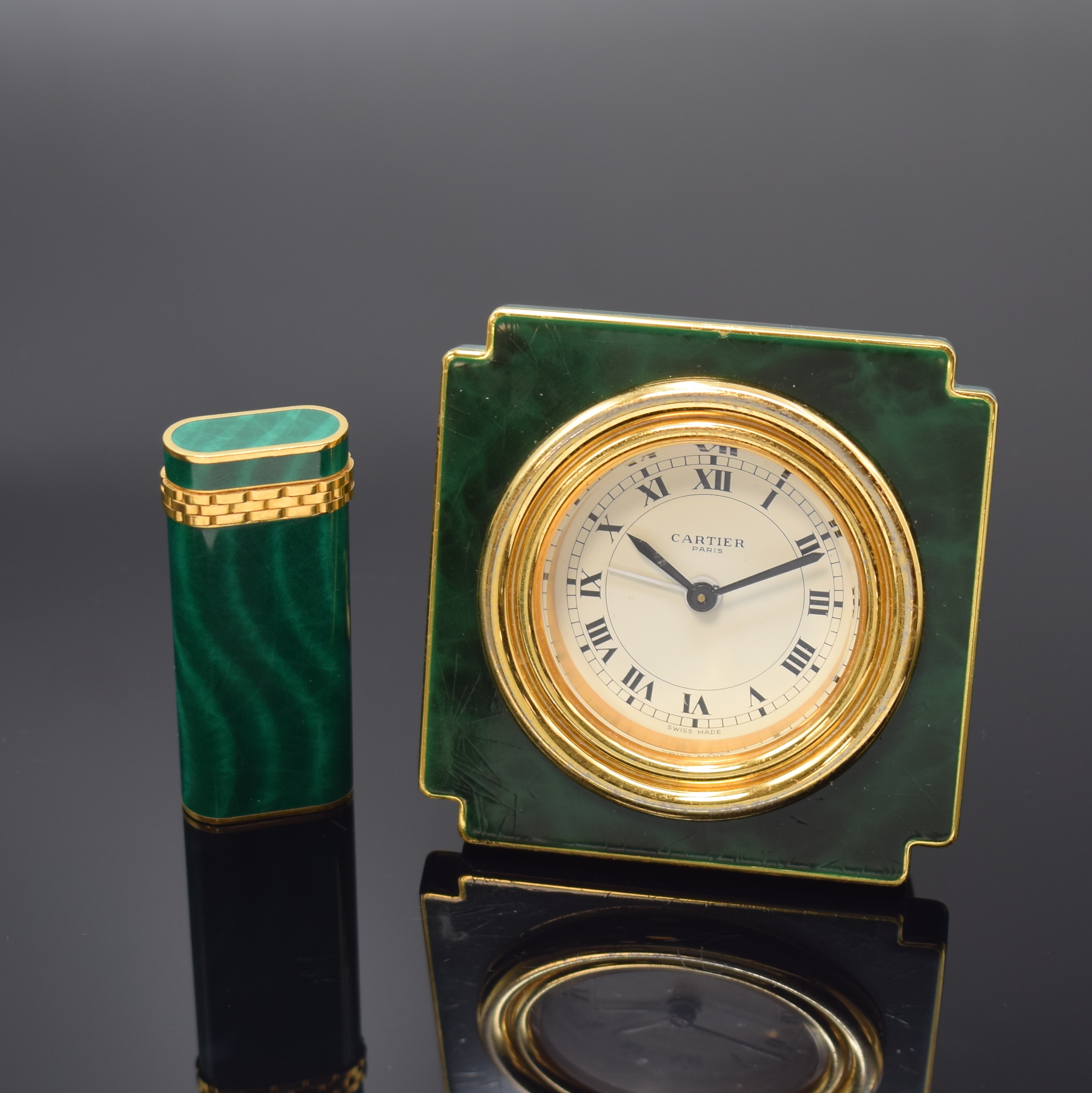 CARTIER Paris Tischwecker Referenz 7512 und Feuerzeug, Uhr Schweiz um 1970, Handaufzug, verg. Gehäuse, teils lackiert, Lackierung riss. bzw. besch., ...