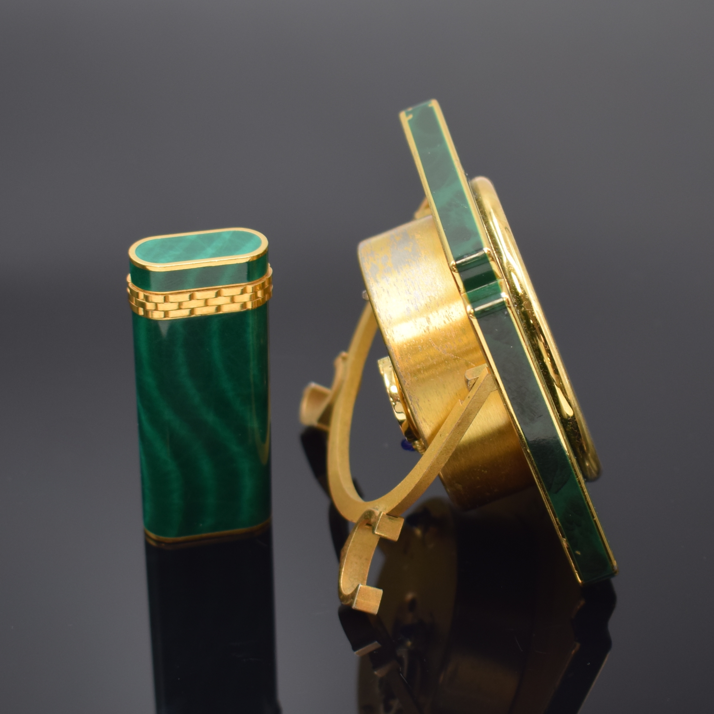 Detail a: CARTIER Paris Tischwecker Referenz 7512 und Feuerzeug, Uhr Schweiz um 1970, Handaufzug, verg. Gehäuse, teils lackiert, Lackierung riss. bzw. besch., ...