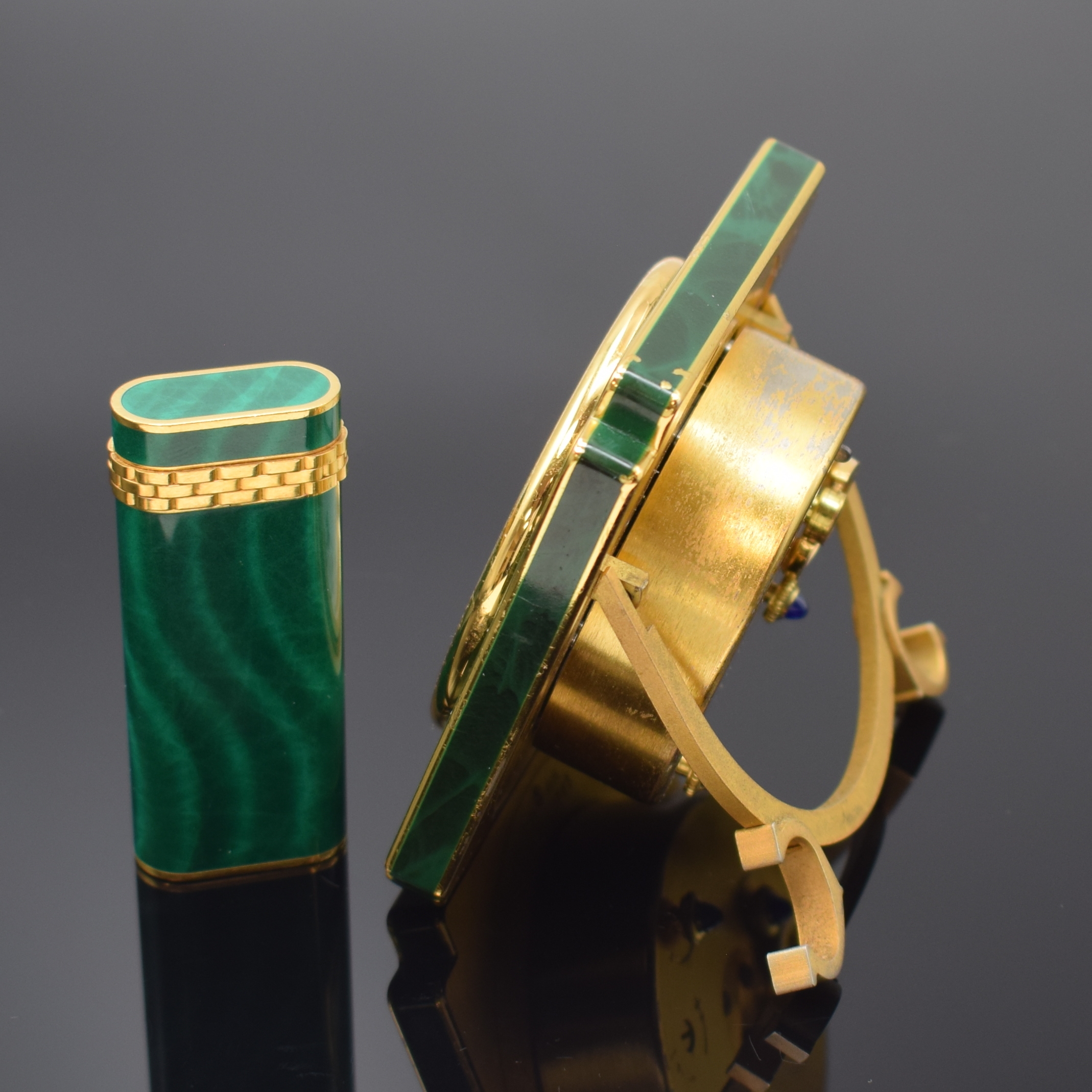 Detail c: CARTIER Paris Tischwecker Referenz 7512 und Feuerzeug, Uhr Schweiz um 1970, Handaufzug, verg. Gehäuse, teils lackiert, Lackierung riss. bzw. besch., ...