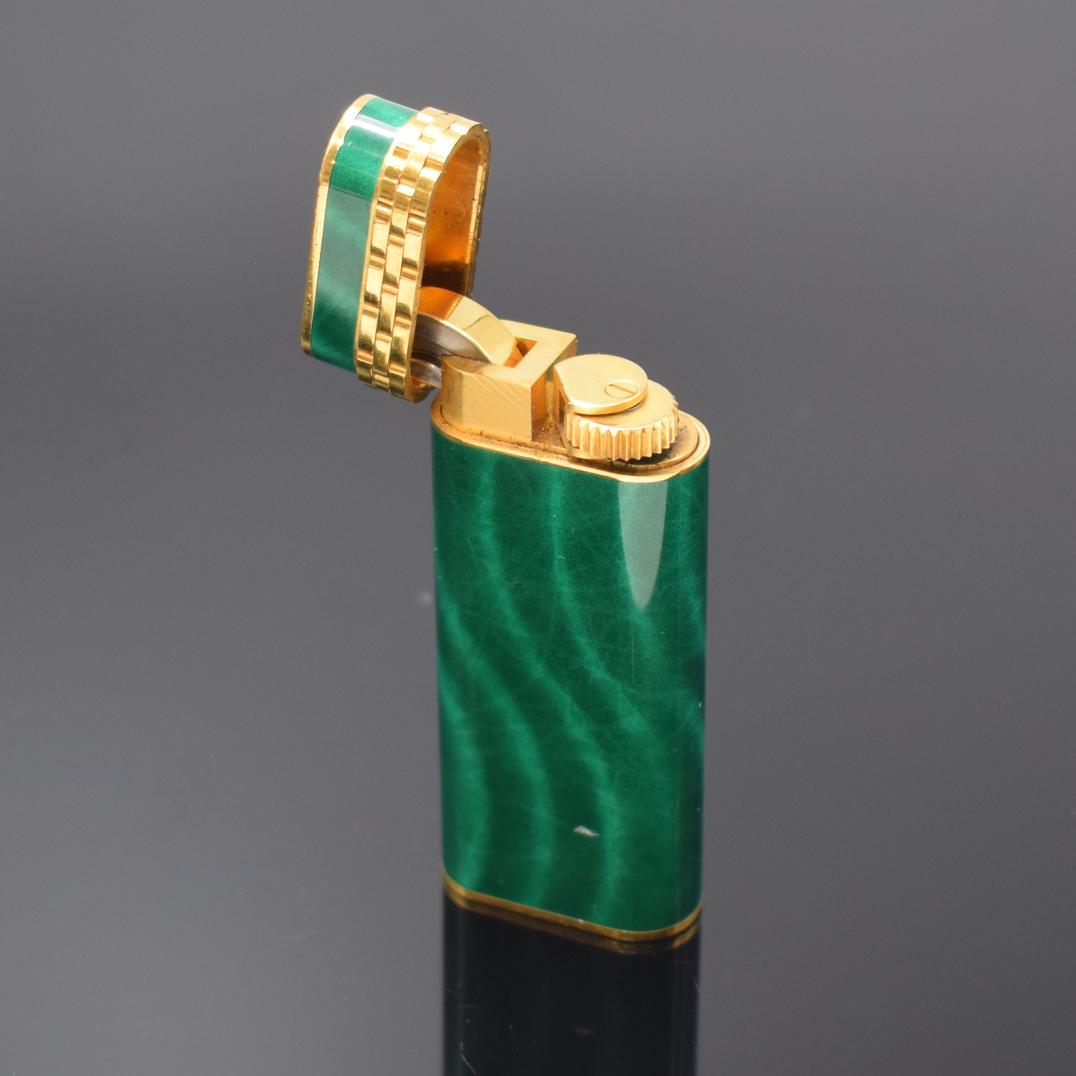Detail d: CARTIER Paris Tischwecker Referenz 7512 und Feuerzeug, Uhr Schweiz um 1970, Handaufzug, verg. Gehäuse, teils lackiert, Lackierung riss. bzw. besch., ...