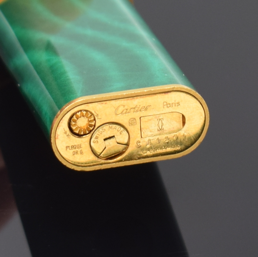 Detail e: CARTIER Paris Tischwecker Referenz 7512 und Feuerzeug, Uhr Schweiz um 1970, Handaufzug, verg. Gehäuse, teils lackiert, Lackierung riss. bzw. besch., ...